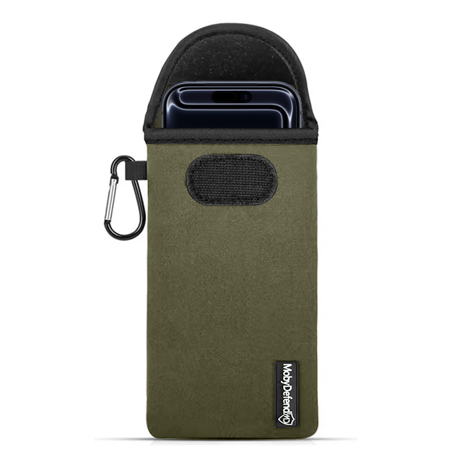 Een olijfgroene telefoonhoes met een zwarte bovenkant en een zwarte karabijnhaak. Er zit een telefoon in. De merknaam staat op de hoes.