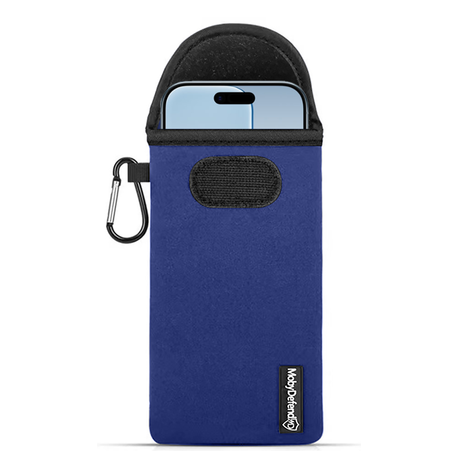 Un étui de téléphone bleu contient un téléphone. Une boucle noire, un mousqueton et le logo de la marque sont visibles.
