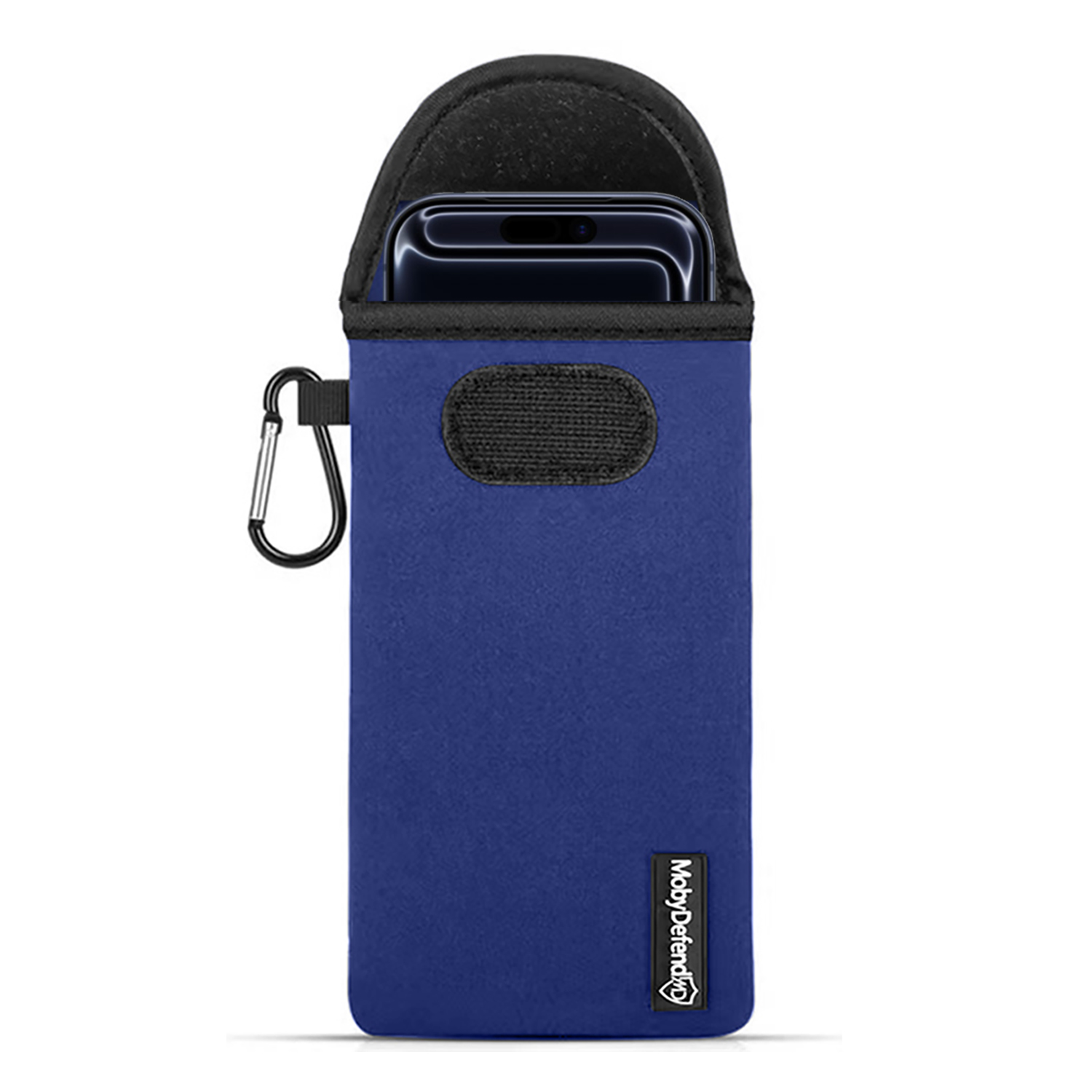 Een blauwe telefoonhoes met karabijnhaak. Een telefoon is zichtbaar. De hoes heeft een klittenbandsluiting en het MobyDefend-logo.
