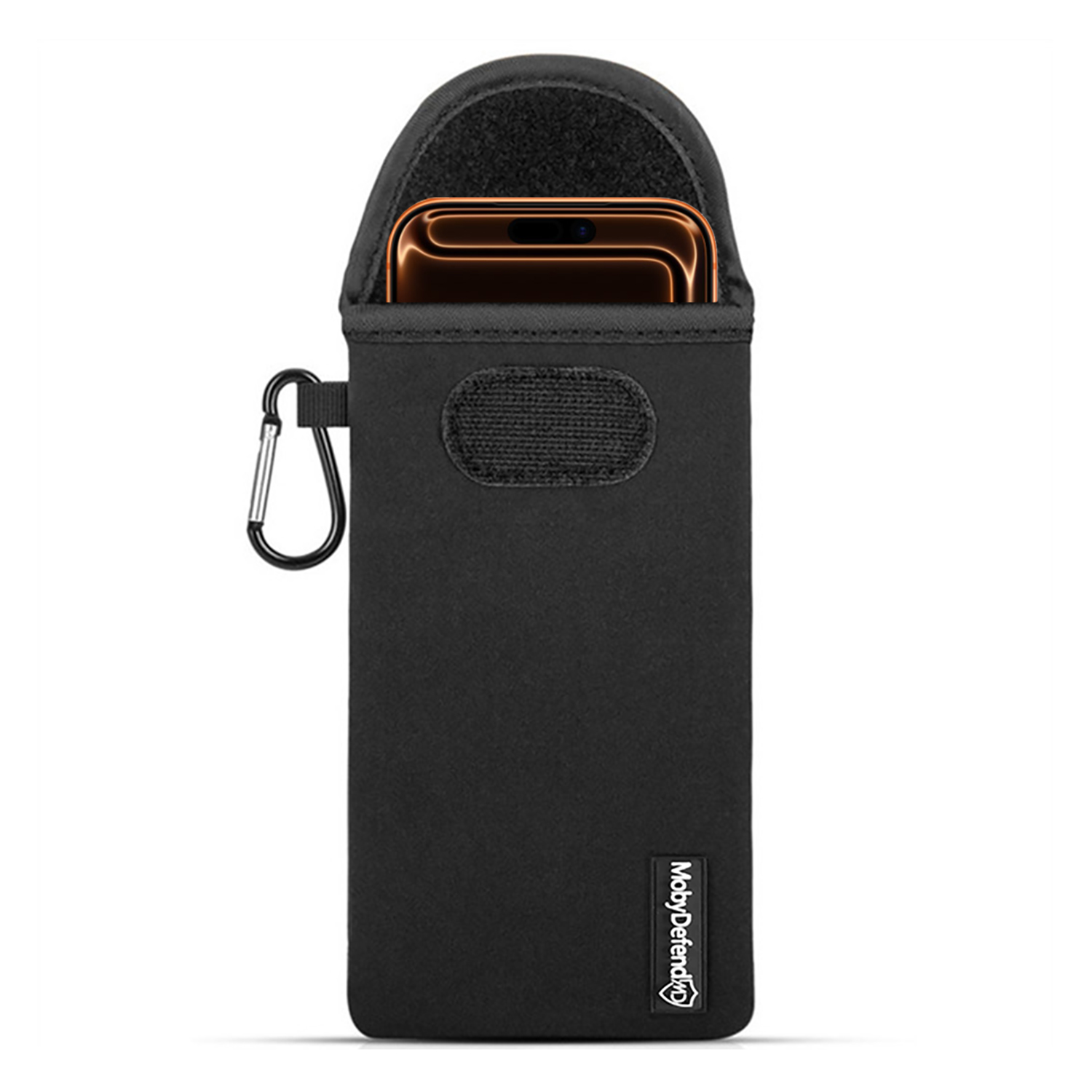 Zwarte telefoonsleeve met telefoon erin. Het heeft een karabijnhaak en klittenbandsluiting. De merknaam staat onderaan.