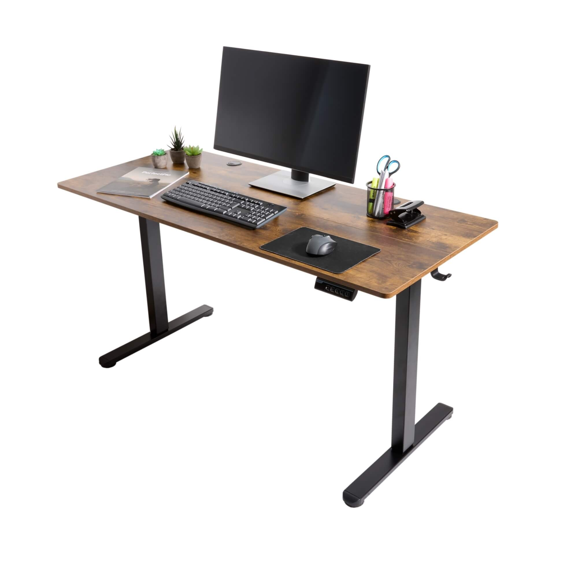 Ein brauner Holzschreibtisch mit Monitor, Tastatur, Maus und Büromaterial. Schwarze Beine. Weißer Hintergrund.