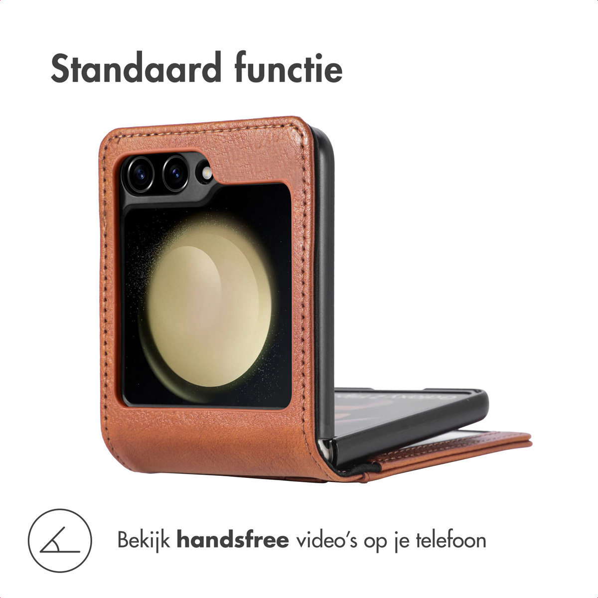 Een bruine leren telefoonhoes is open om een telefoonscherm te laten zien. De hoes heeft gestikte randen en een zwart interieur.