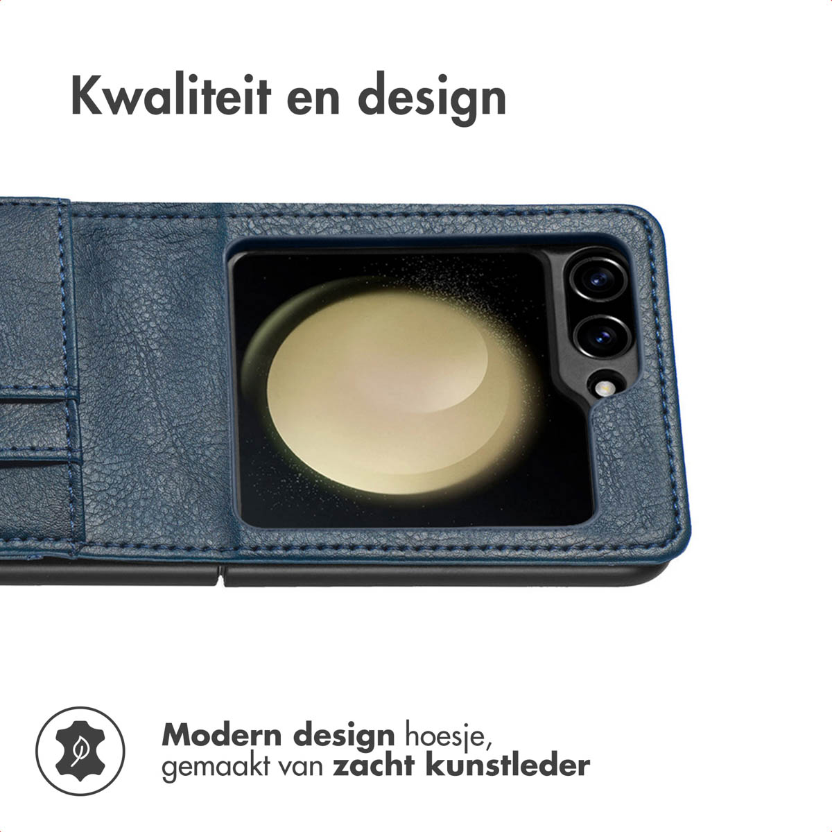 Un étui de téléphone en cuir bleu avec un téléphone à l'intérieur. Le texte en haut indique 'Kwaliteit en design'. Le texte en bas indique 'Modern design hoesje, gemaakt van zacht kunstleder'.