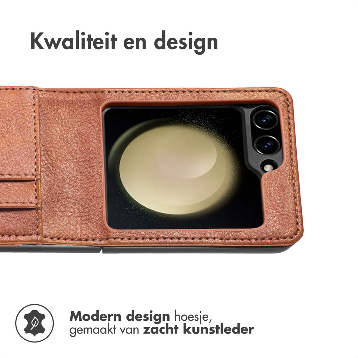 Een bruine leren telefoonhoes met een telefoon erin. De hoes is open en toont het scherm en de camera's van de telefoon.