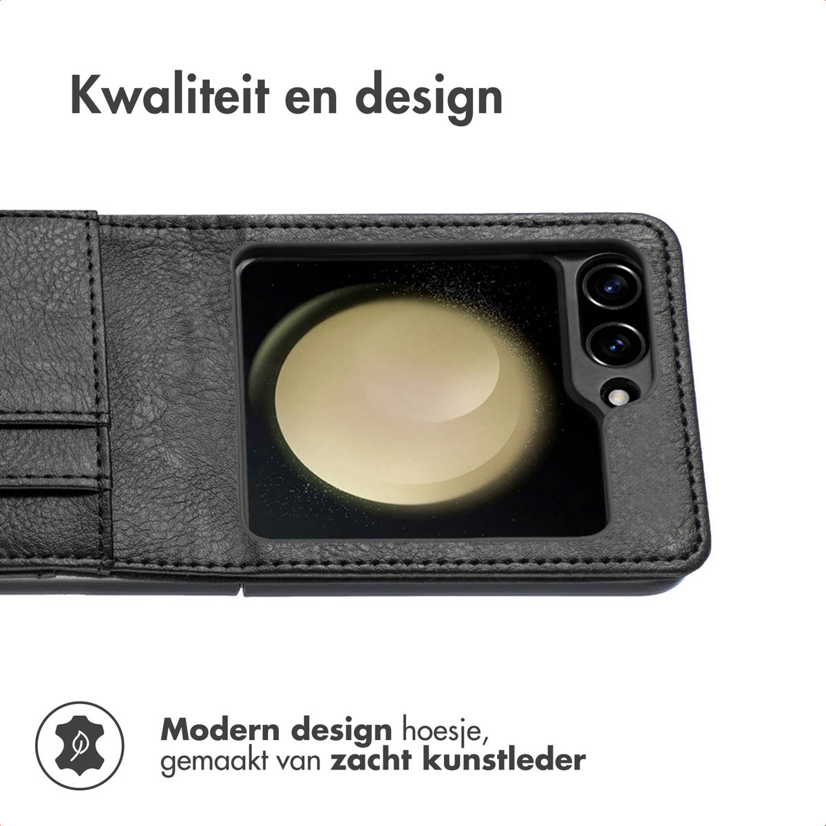 Zwarte leren telefoonhoes met telefoon erin. De hoes is open en toont het scherm en de camera's. Tekst erboven: 'Kwaliteit en design'.