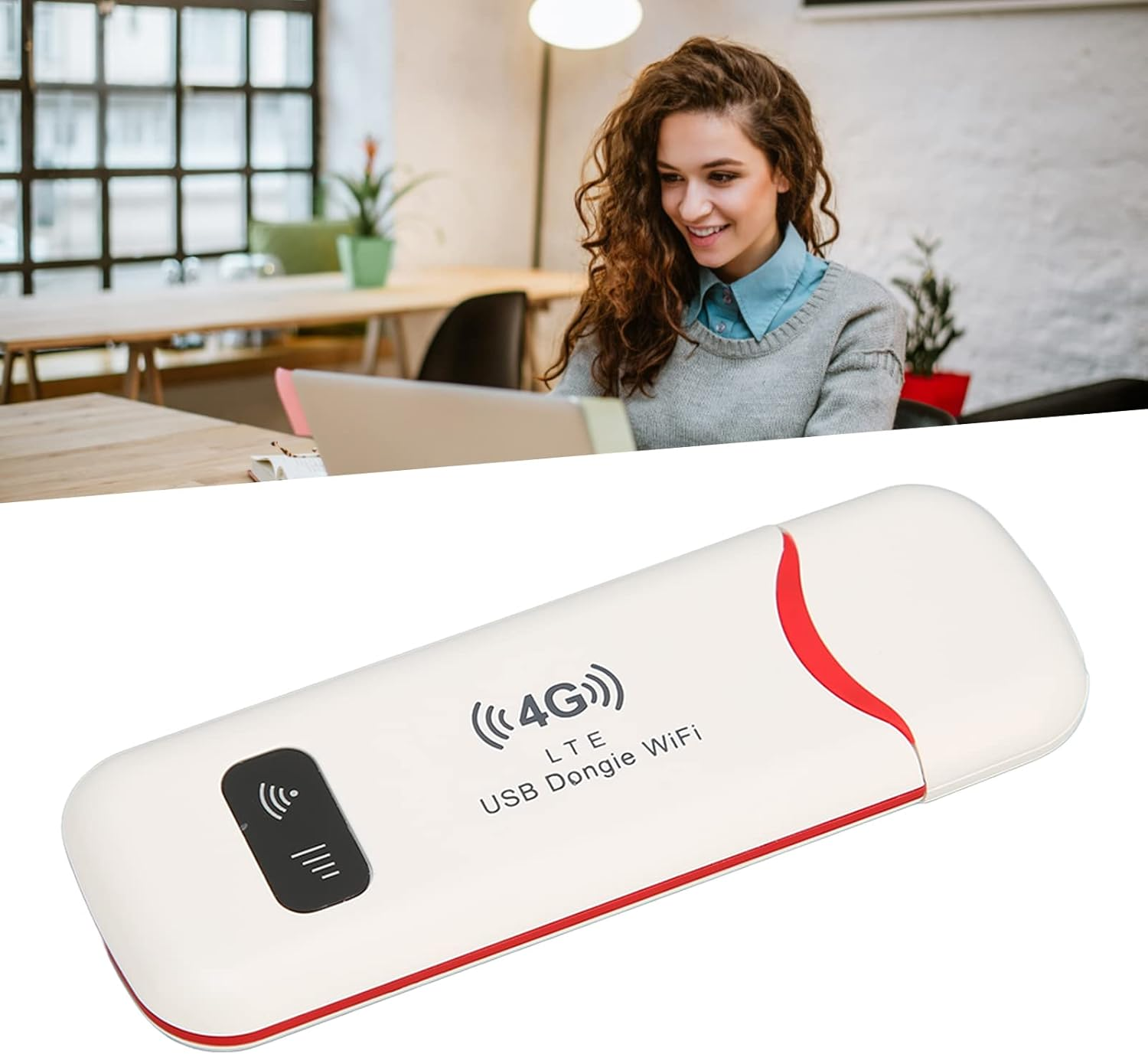 Im Hintergrund arbeitet eine Frau an einem Laptop. Im Vordergrund befindet sich ein weißer und roter 4G-USB-Dongle.