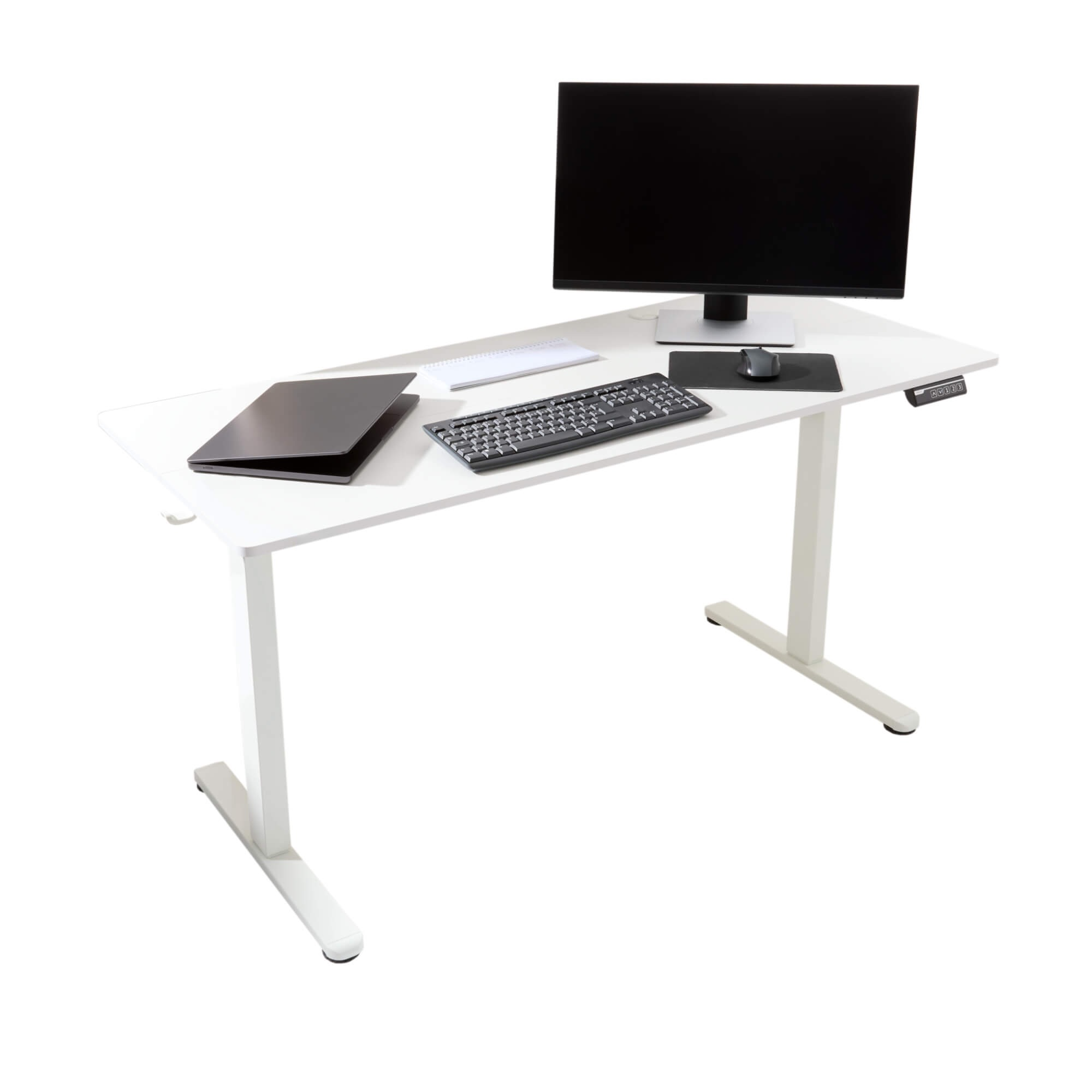 Ein weißer Stehtisch mit Monitor, Laptop, Tastatur, Maus und einem kleinen Notizblock. Weißer Hintergrund.