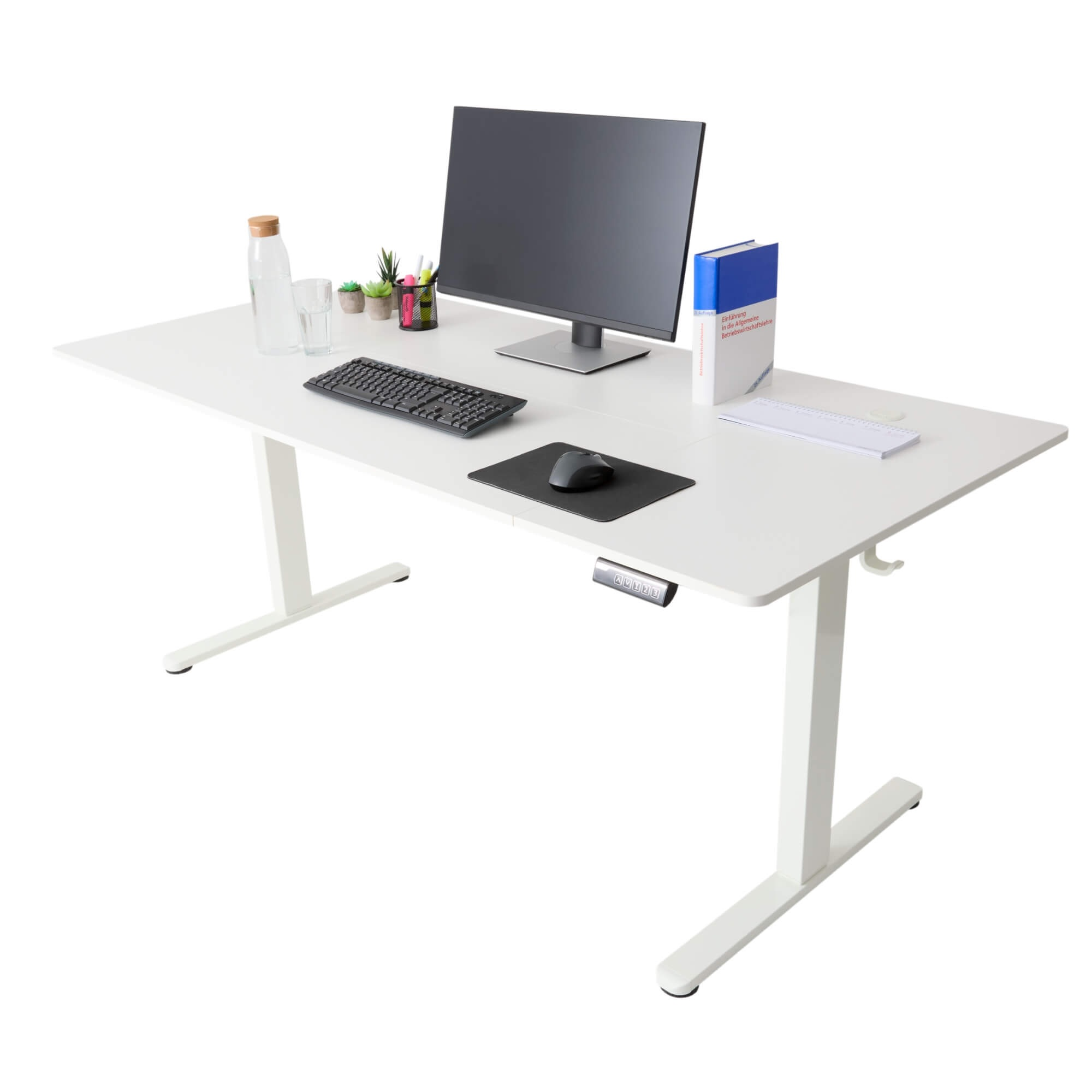 Ein weißer Schreibtisch mit Monitor, Tastatur, Maus und Büromaterial. Eine Wasserflasche und ein Glas stehen links.
