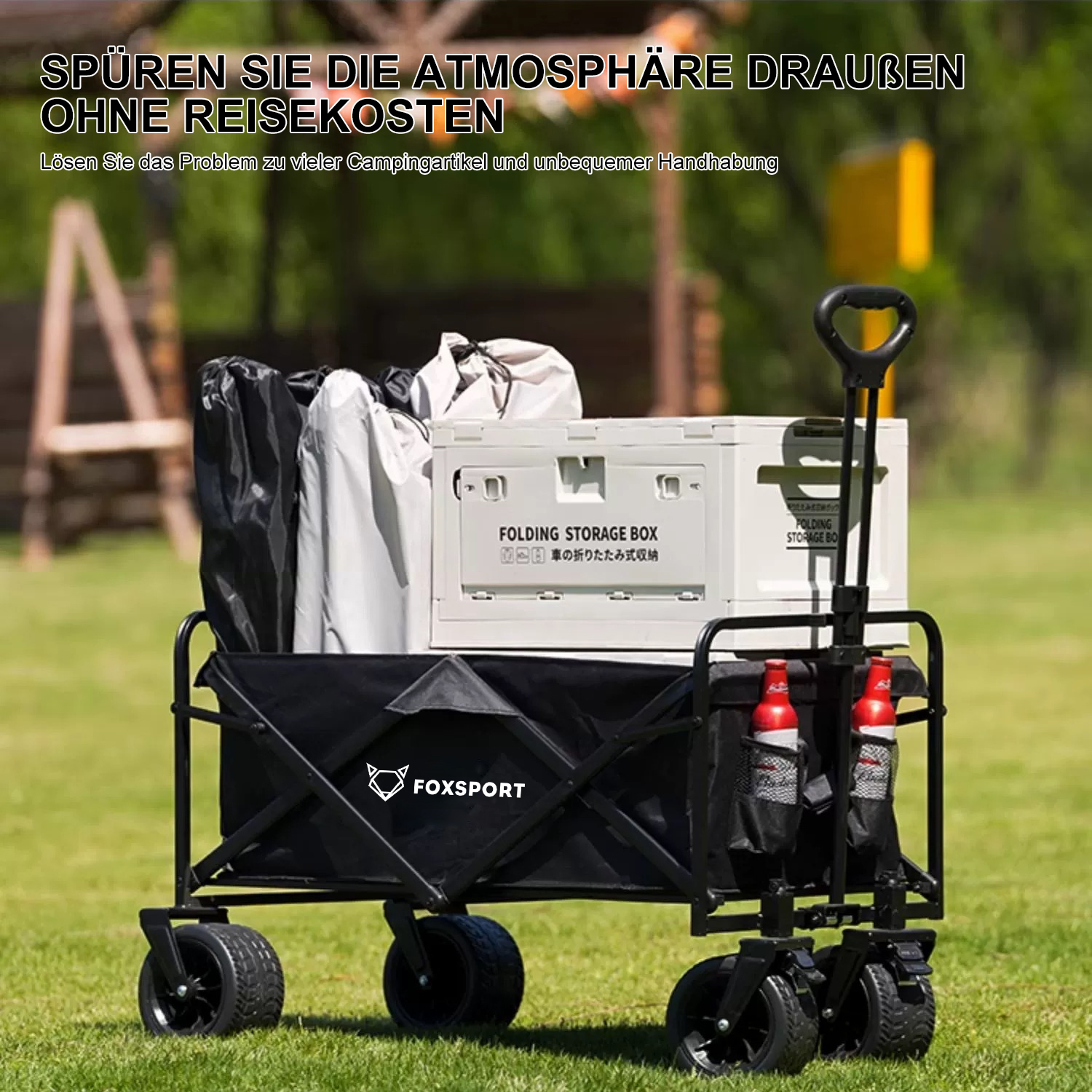 Ein schwarzer Wagen auf Gras, mit Campingausrüstung und Getränken. Text: Erleben Sie die Atmosphäre draußen ohne Reisekosten.