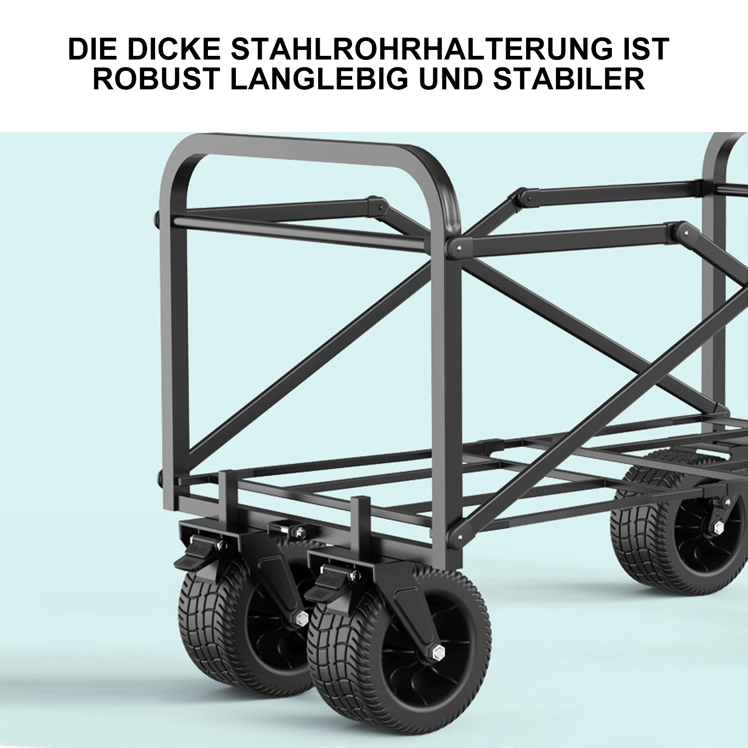 Ein schwarzer Metallwagen mit dicken Reifen steht auf einer hellblauen Fläche.