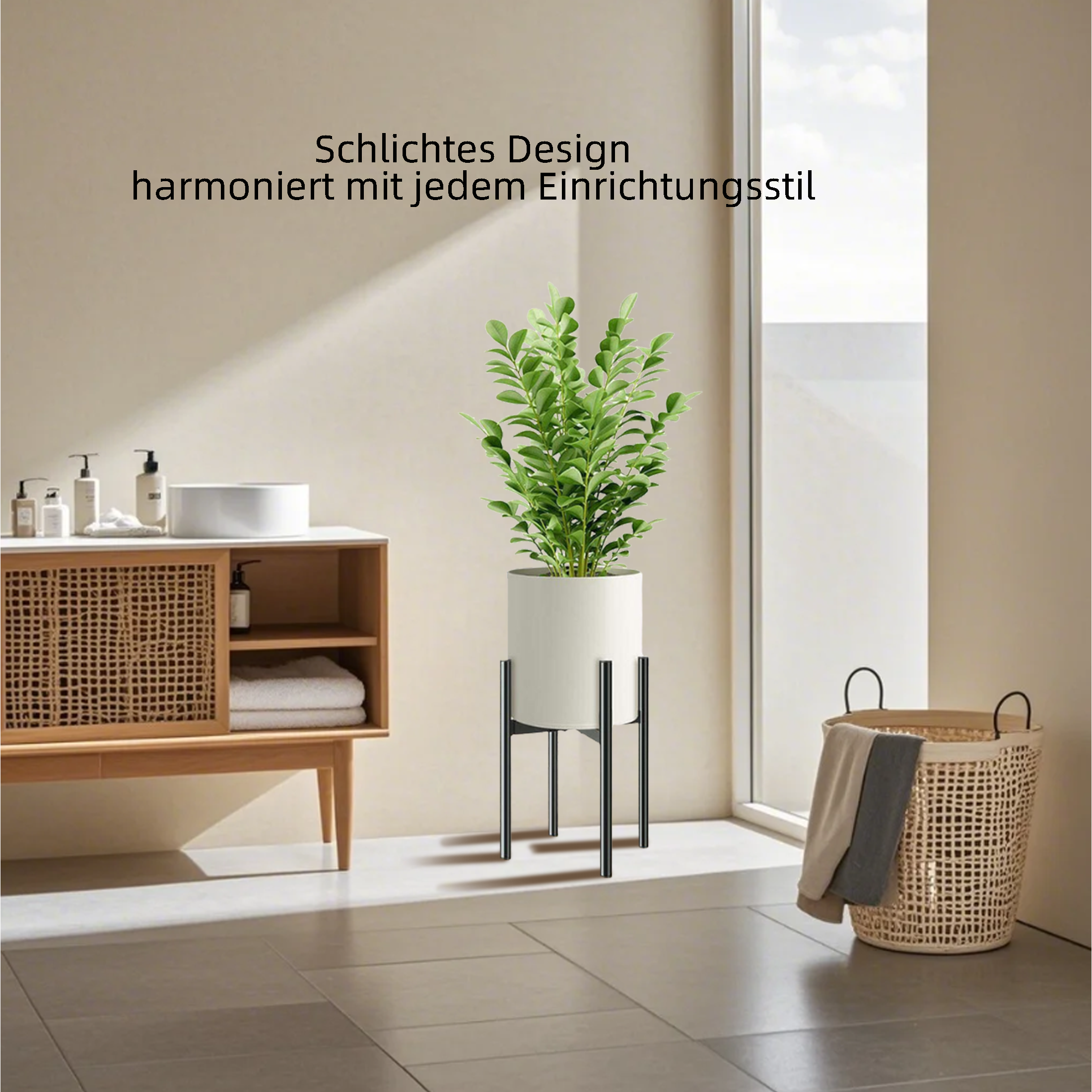 Ein Badezimmer mit einer grünen Pflanze in einem weißen Topf, einem Waschbecken und einem geflochtenen Korb. Beige- und Grautöne.