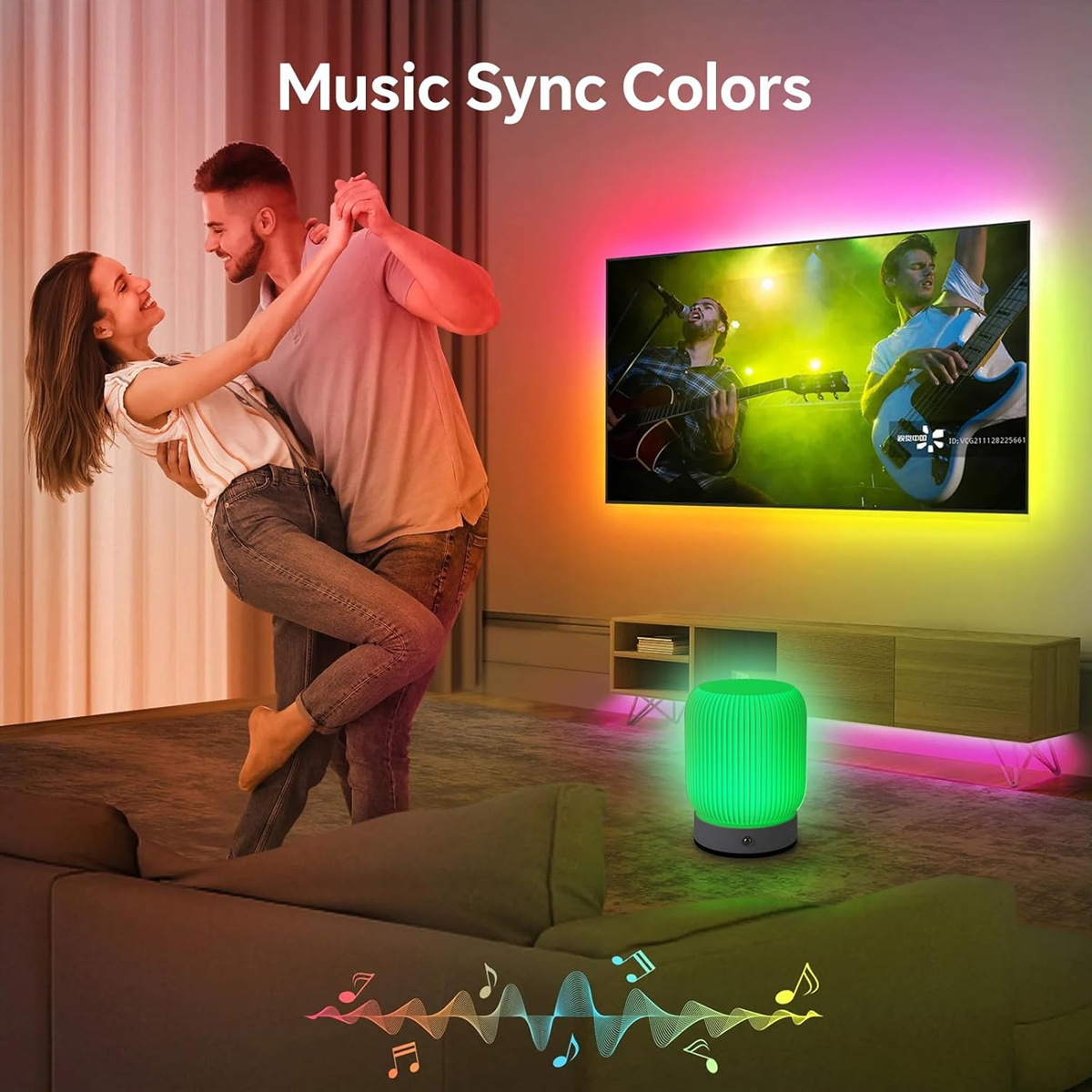 Ein Paar tanzt in einem Raum mit bunten Lichtern. Ein Fernseher zeigt Musiker. Eine grüne Lampe steht auf dem Boden. Musiknoten sind unten.