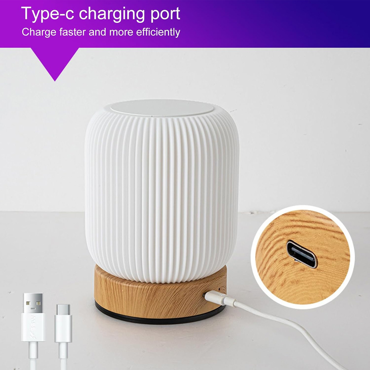 Eine weiße Lampe mit Holzsockel wird geladen. USB-Kabel und ein vergrößerter Ladeanschluss sind ebenfalls abgebildet.
