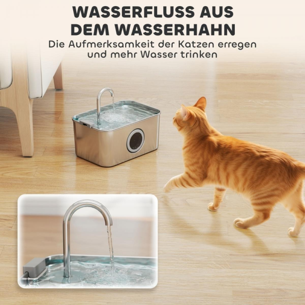 Eine orangefarbene Katze nähert sich einem Wasserbrunnen. Der Brunnen hat einen Wasserhahn, Wasser fließt. Holzboden, weiße Möbel im Hintergrund.