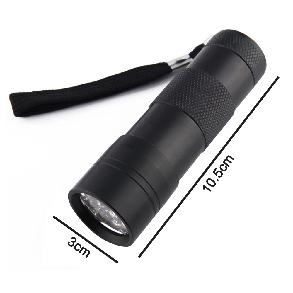 Eine schwarze Taschenlampe mit Handschlaufe auf weißem Hintergrund. Maße sind 3cm und 10,5cm.