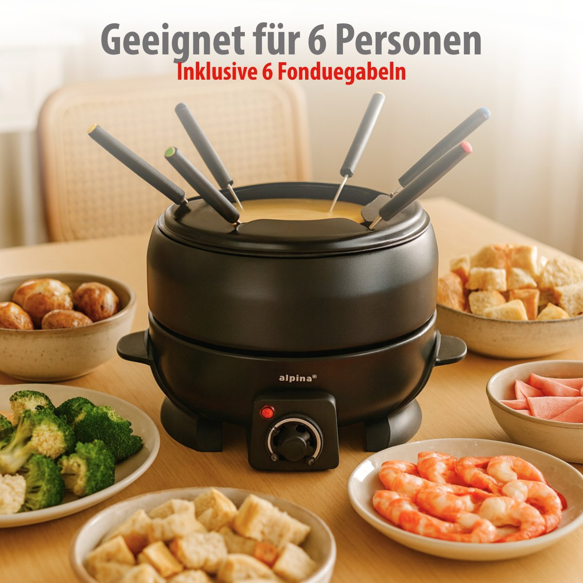 Een zwarte fondue set met vorken, omringd door kommen met voedsel zoals brood, garnalen, broccoli en aardappelen, op een houten tafel.