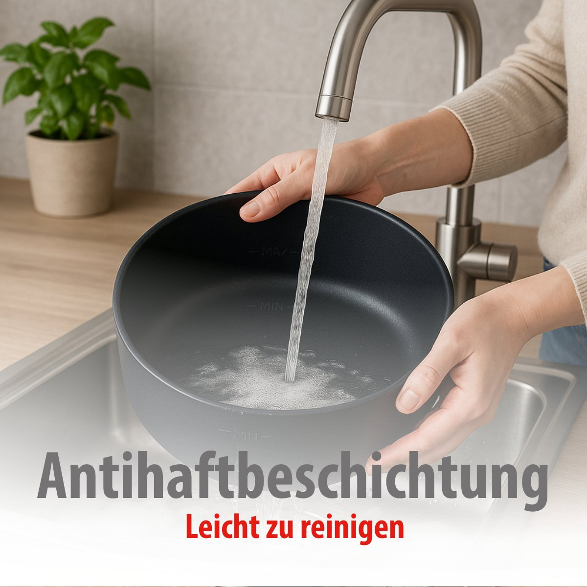 Een persoon wast een zwarte pan onder een kraan. Water stroomt in de pan. Tekst onderaan: 'Anti-aanbaklaag, gemakkelijk schoon te maken'.