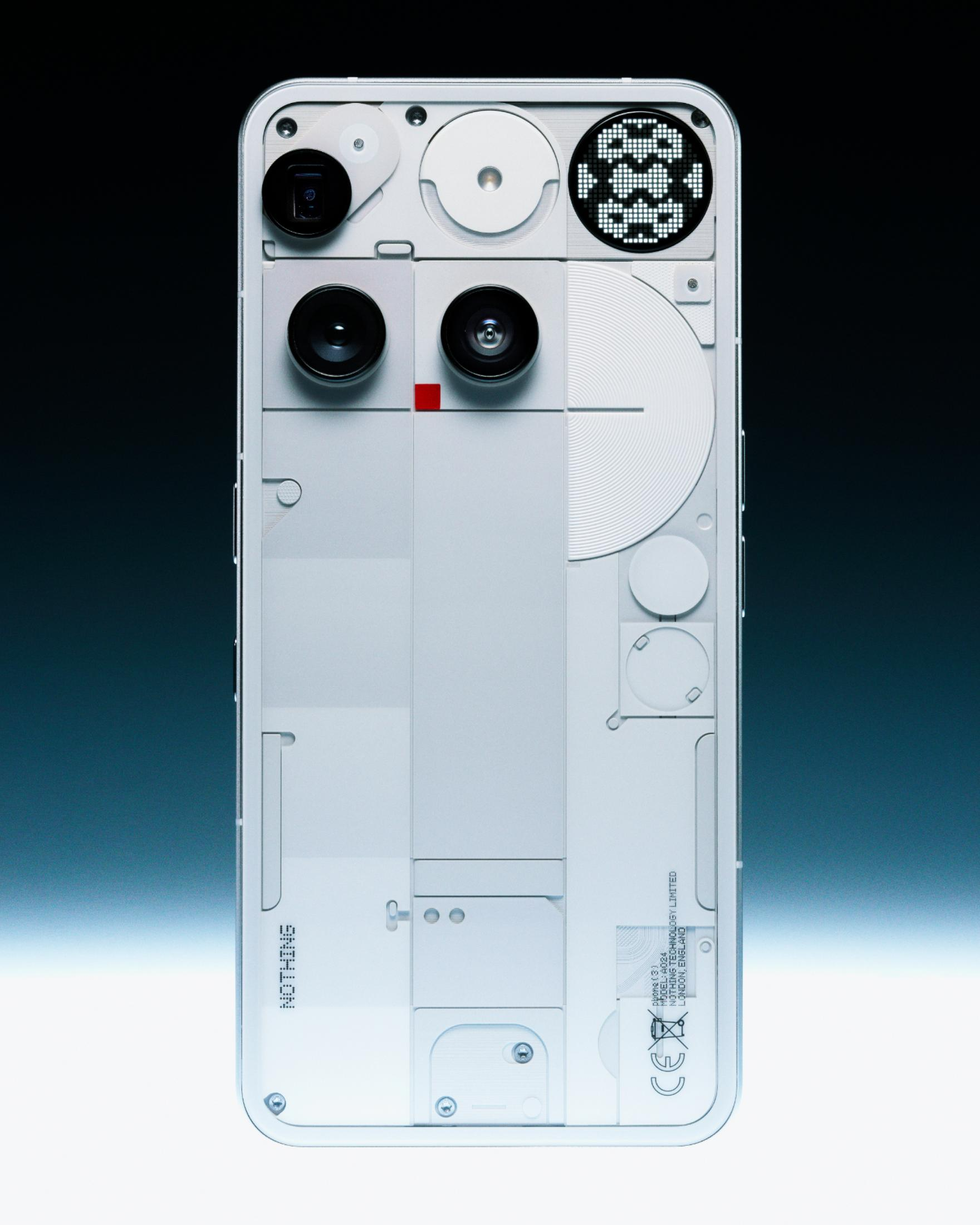 Tył smartfona o przezroczystym designie. Widoczne elementy to kamery i wyświetlacz LED. Widoczna jest również nazwa marki.