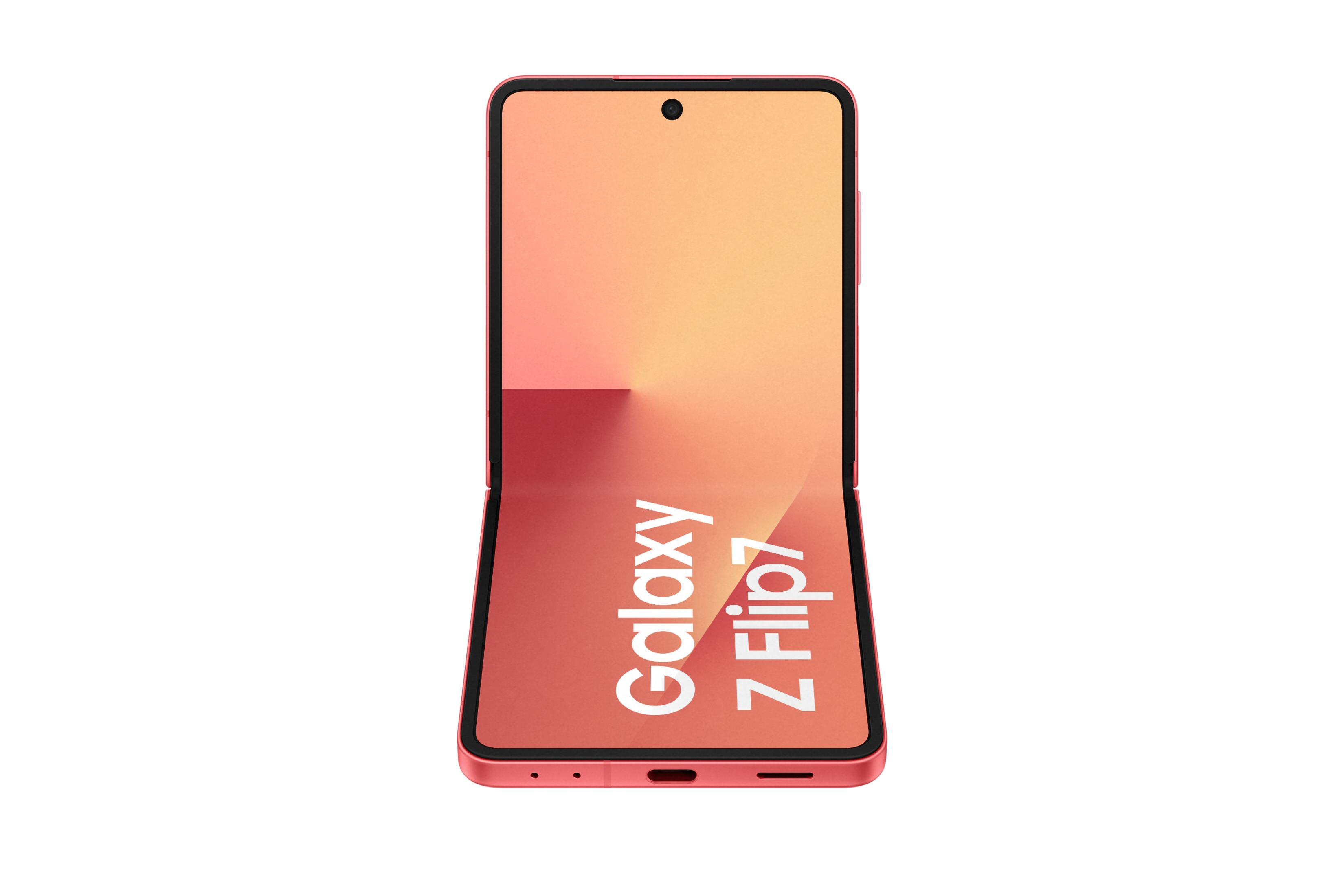 Koralowy telefon, częściowo otwarty, wyświetla 'Galaxy Z Flip7'. Ekran pokazuje brzoskwiniowy gradient. Na białym tle.