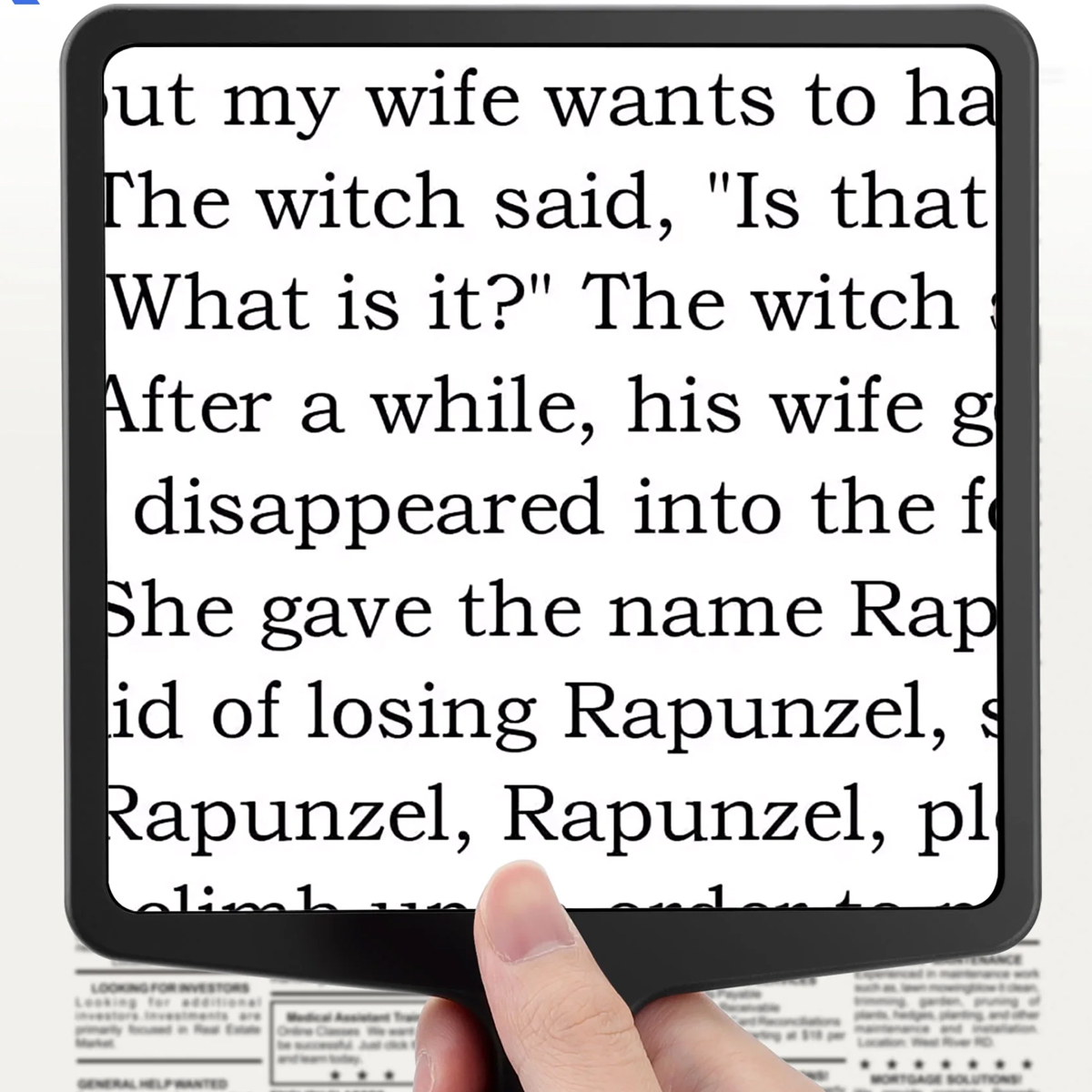 Eine Hand hält eine Lupe über Text. Vergrößerter Text: 'Rapunzel' und ein Teil einer Geschichte. Hintergrund: Mehr Text.