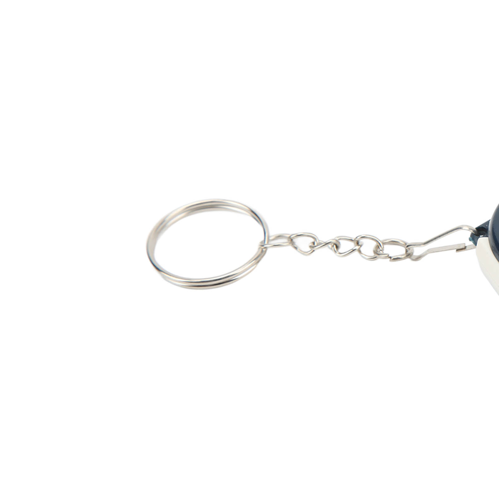 Ein silberner Schlüsselanhänger mit Ring, Kette und Verschluss. Der Hintergrund ist weiß.