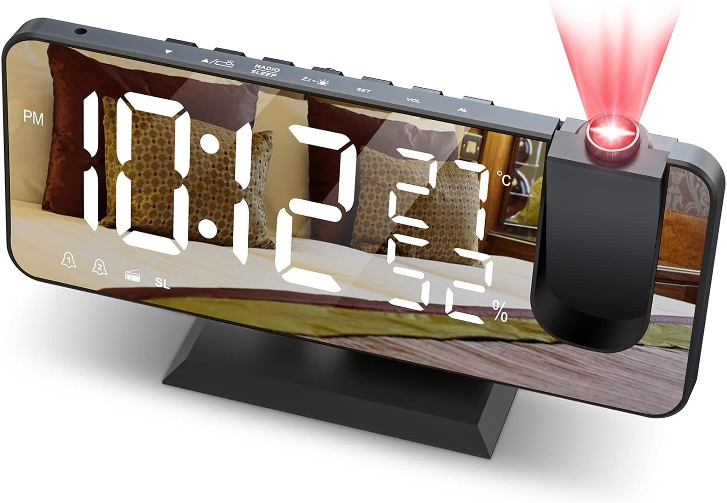 Digitaluhr, die 10:12 anzeigt und rotes Licht projiziert. Die Reflexion zeigt Kissen, Bett und einen Raum. Schwarzer Sockel.