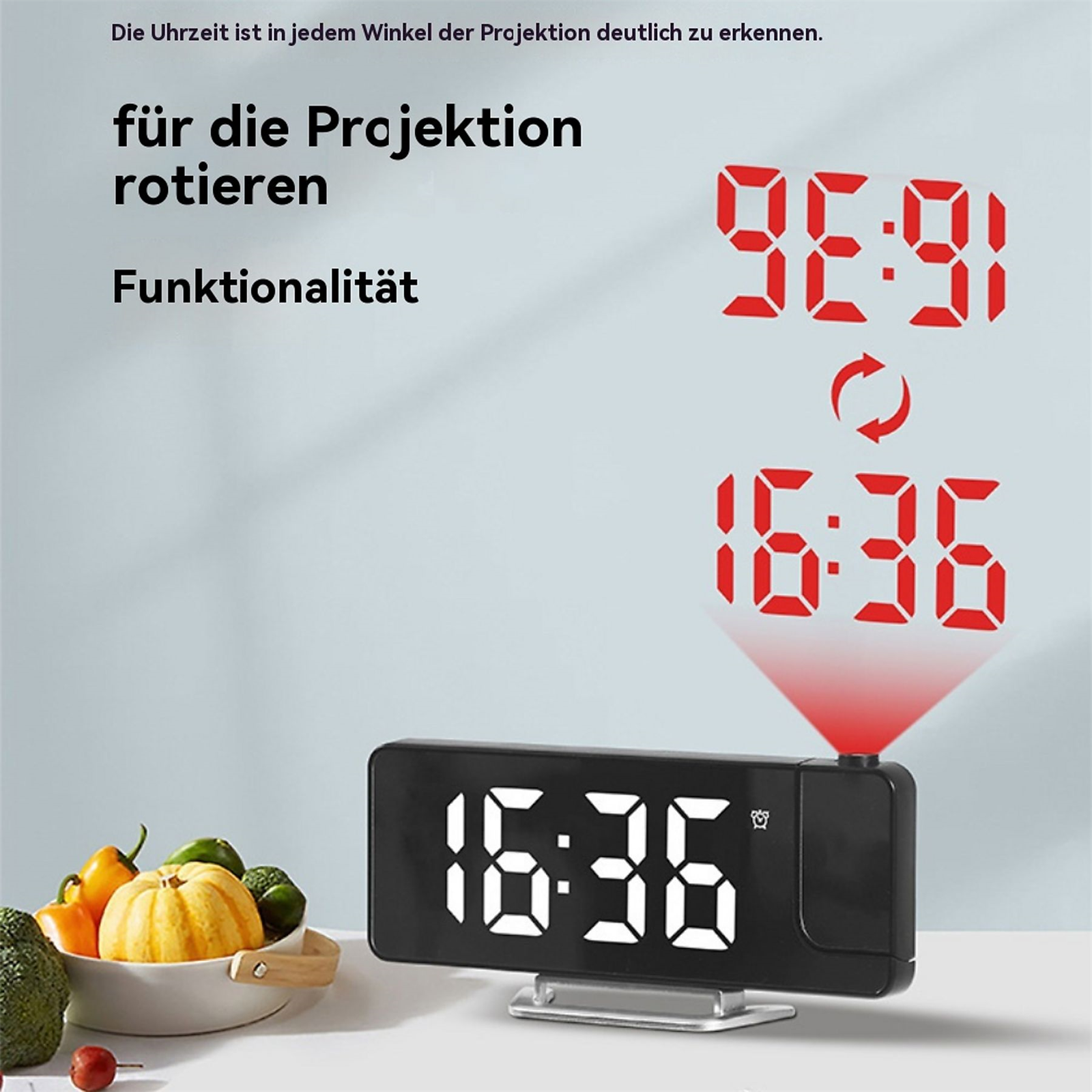 Schwarze Digitaluhr mit der Anzeige 16:36. Die projizierte Uhrzeit wird an der Wand angezeigt. Gemüse im Vordergrund.