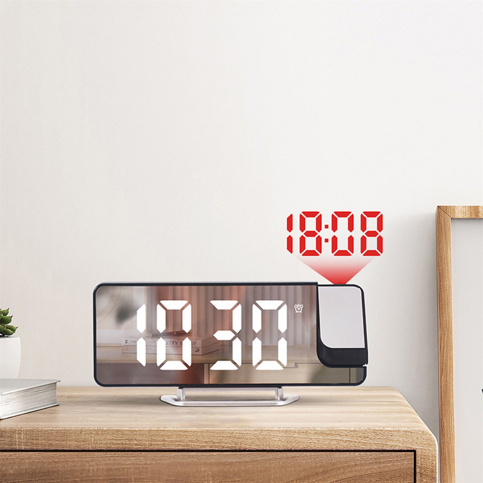 Eine Digitaluhr, die 10:30 Uhr auf einem Holztisch anzeigt. Die Zeit wird auch als 18:08 an die Wand projiziert.