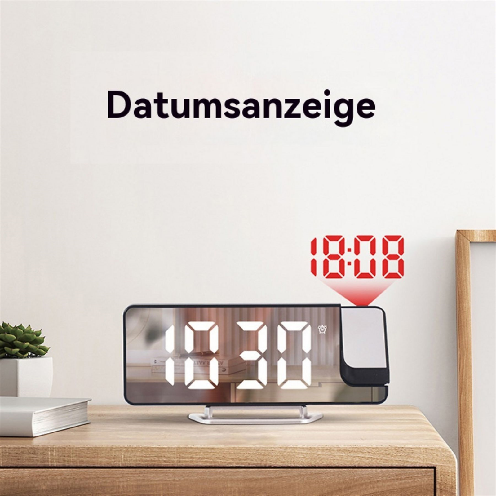 Digitaluhr auf einem Holztisch zeigt 10:30 an. Ein kleineres Display zeigt 18:08. An der Wand steht: Datumsanzeige.