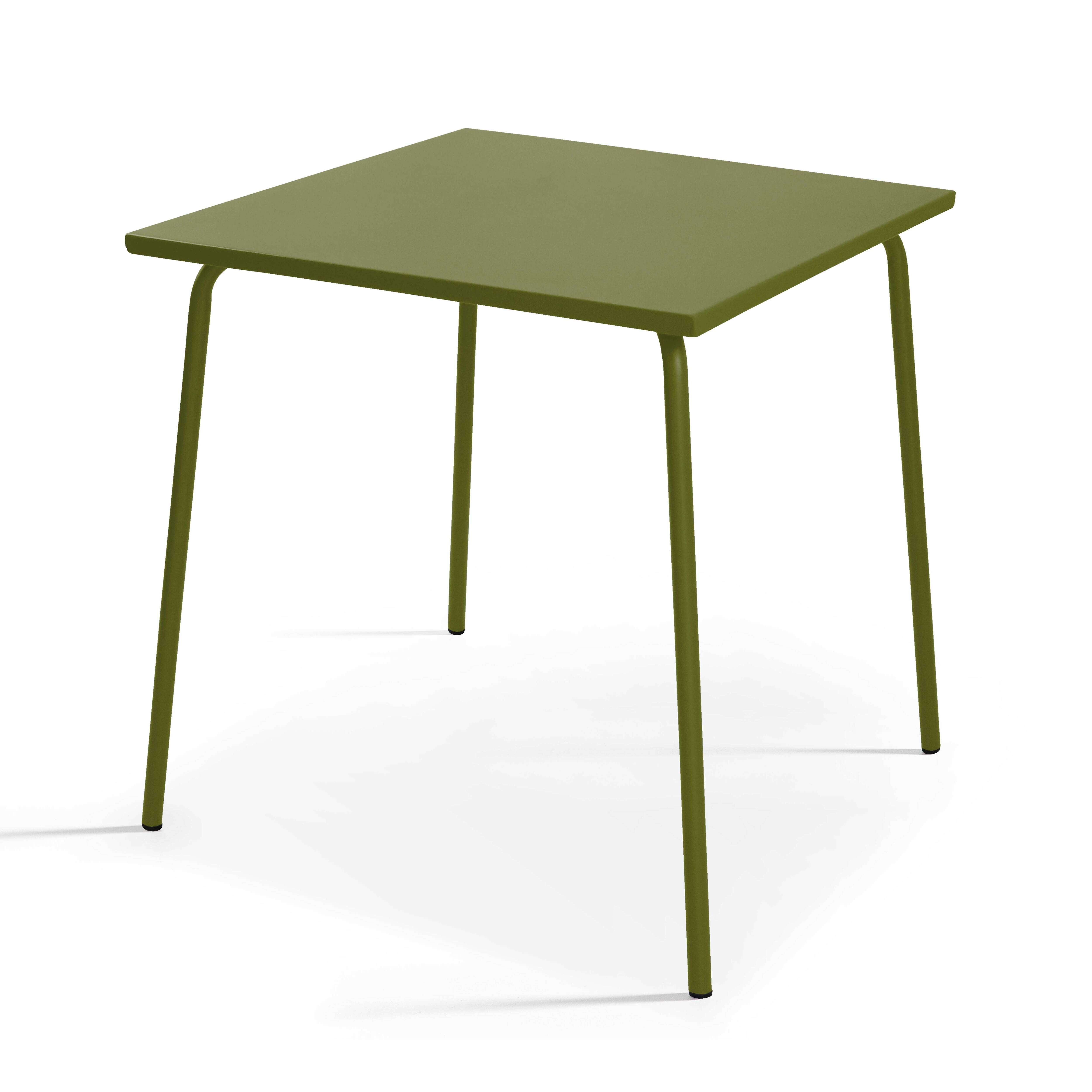 Ein olivgrüner quadratischer Tisch mit vier dünnen, passenden Beinen. Der Tisch steht auf weißem Hintergrund.