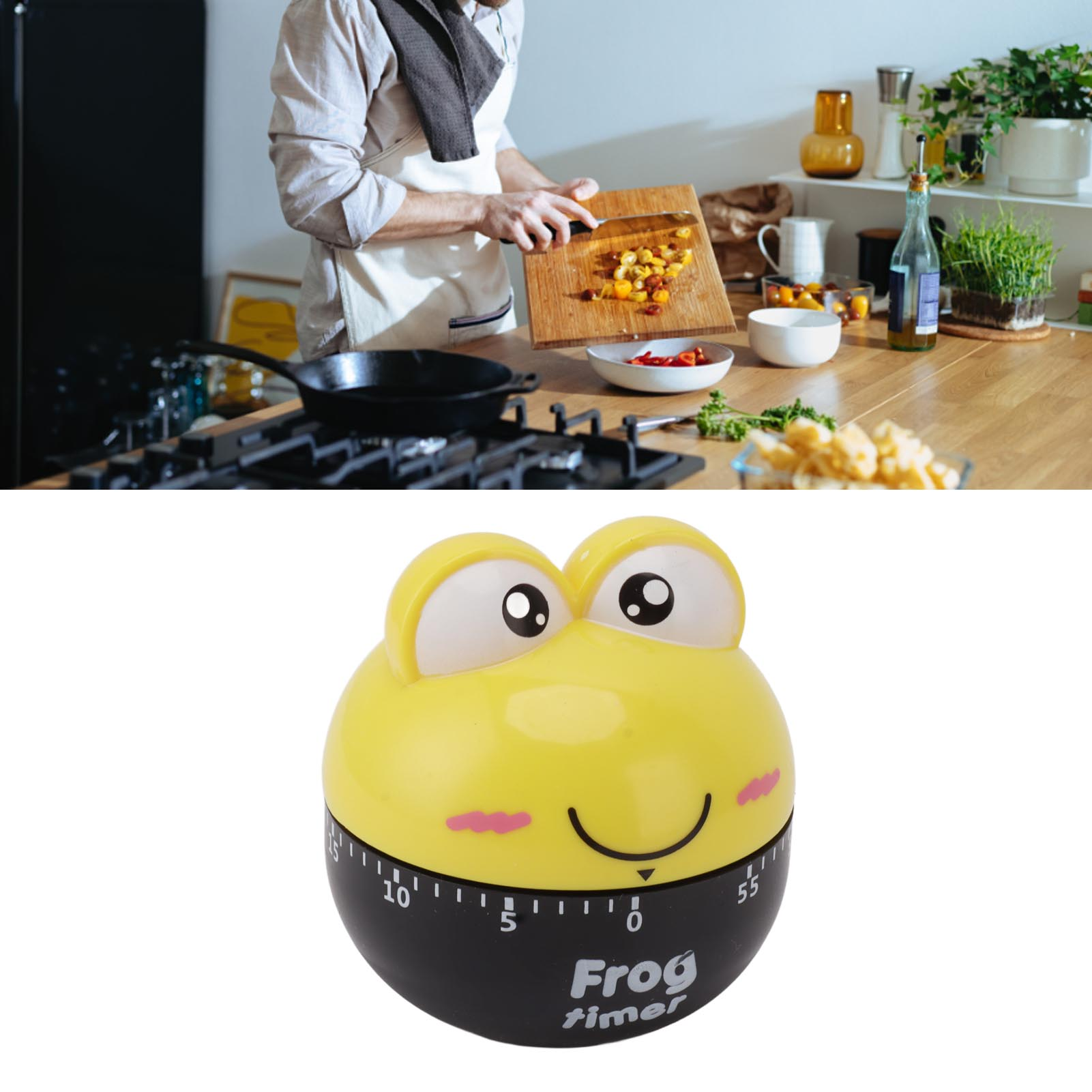 Eine Person bereitet in einer Küche Essen zu. Ein Frosch-Timer befindet sich im Vordergrund. Gemüse wird gehackt.