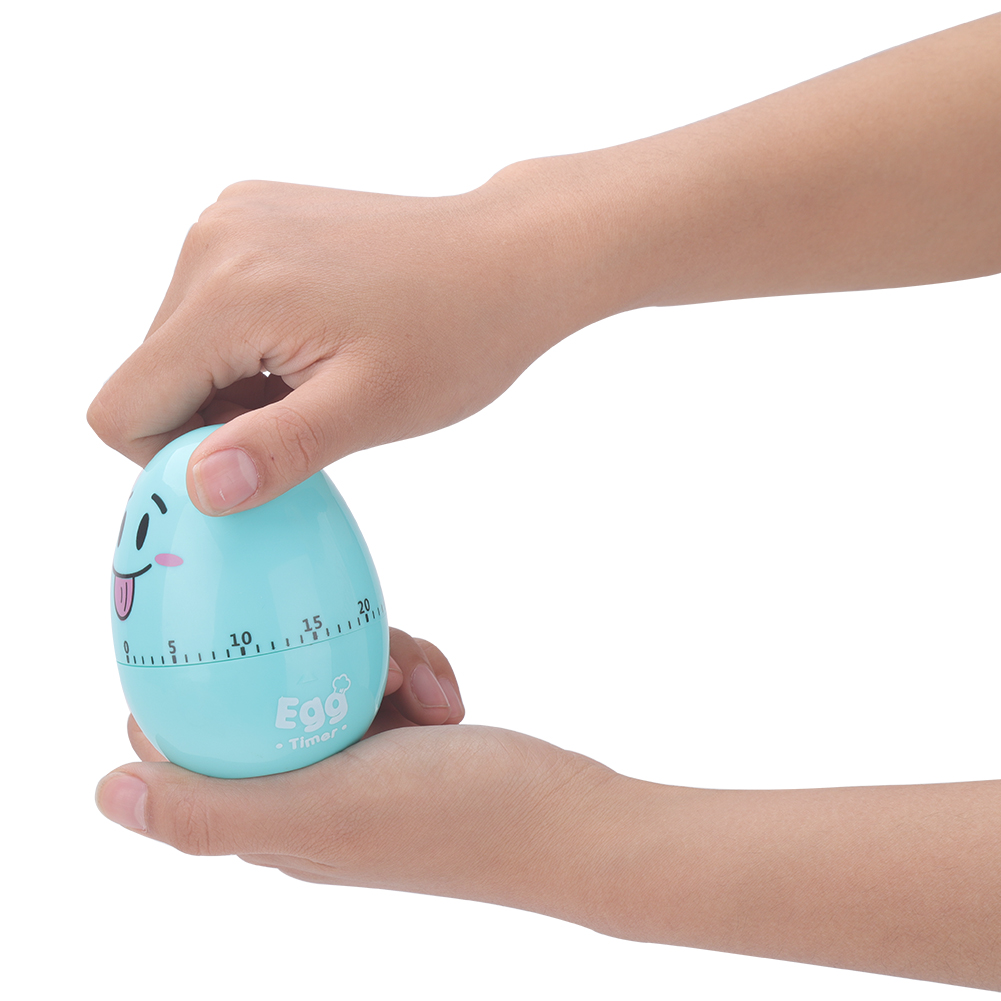 Hände halten einen blauen Eieruhr mit einem lächelnden Gesicht. Der Timer hat Zahlen und das Wort 'Egg Timer', isoliert auf Weiß.