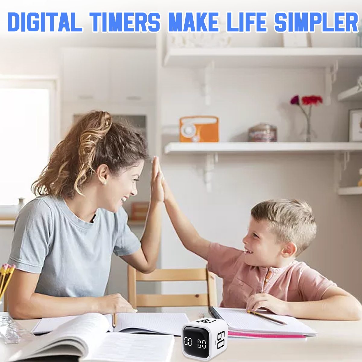 Eine Frau und ein Junge geben sich High-Five. Ein weißer Timer mit digitaler Anzeige liegt auf dem Tisch. Regale mit Gegenständen im Hintergrund.