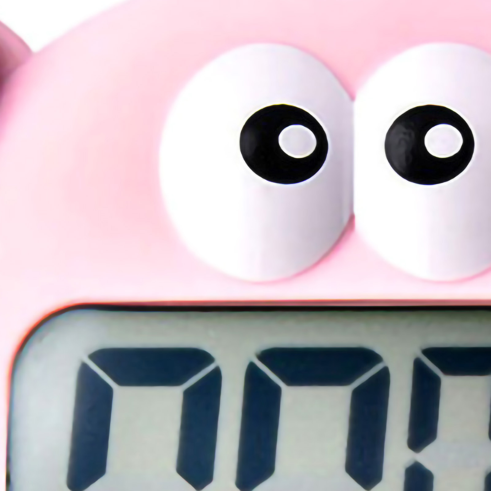 Nahaufnahme eines rosa Geräts mit großen weißen Augen mit schwarzen Pupillen über einer Digitalanzeige mit Zahlen.