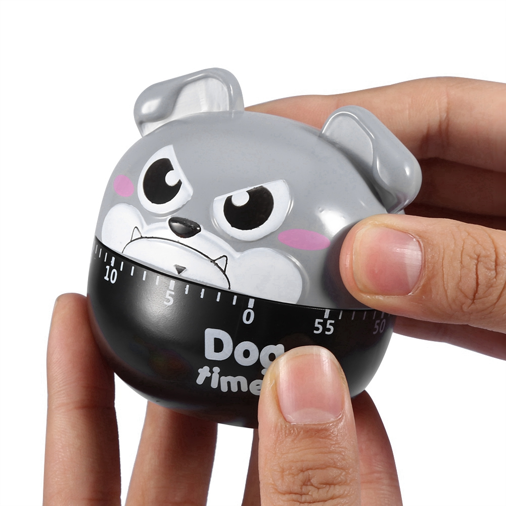 Ein hundeförmiger Küchentimer wird von Händen gehalten. Der Timer ist grau und schwarz, mit einem Gesicht und den Worten "Dog time".