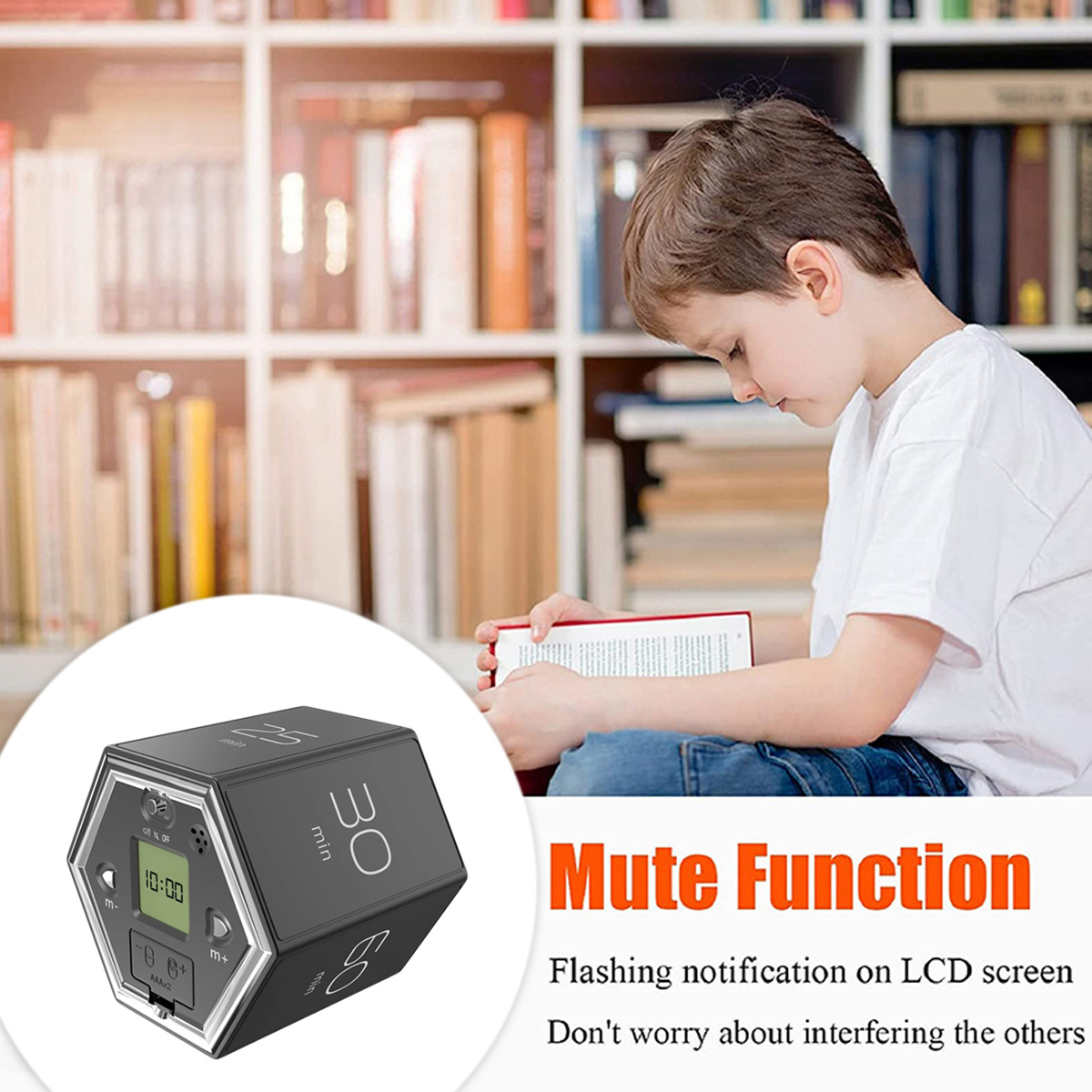 Ein Junge liest ein Buch neben einem schwarzen Timer mit digitaler Anzeige. Im Hintergrund befinden sich Bücherregale.