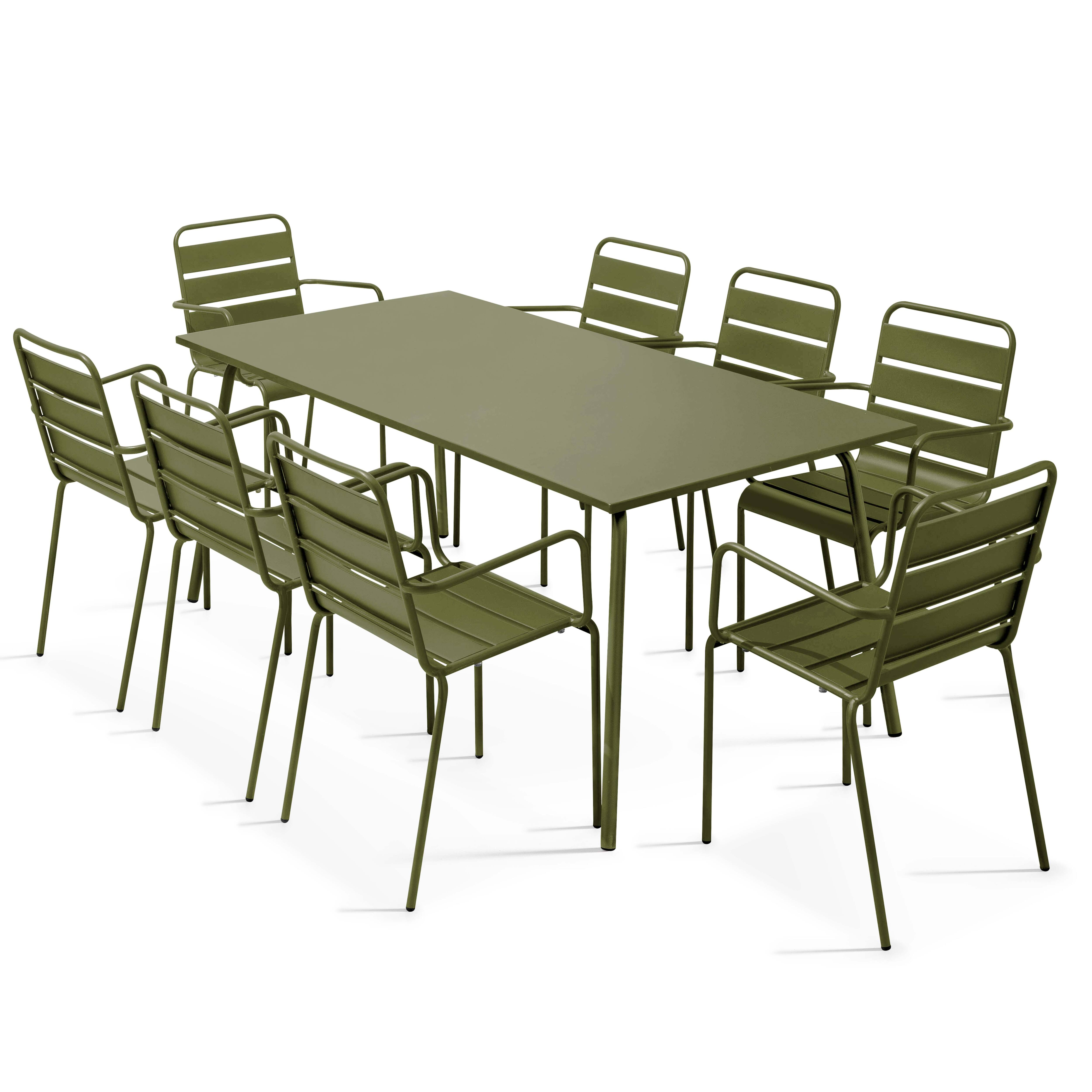Ein olivgrüner Tisch und Stühle. Der Tisch ist rechteckig, umgeben von acht Stühlen. Alles auf weißem Hintergrund.
