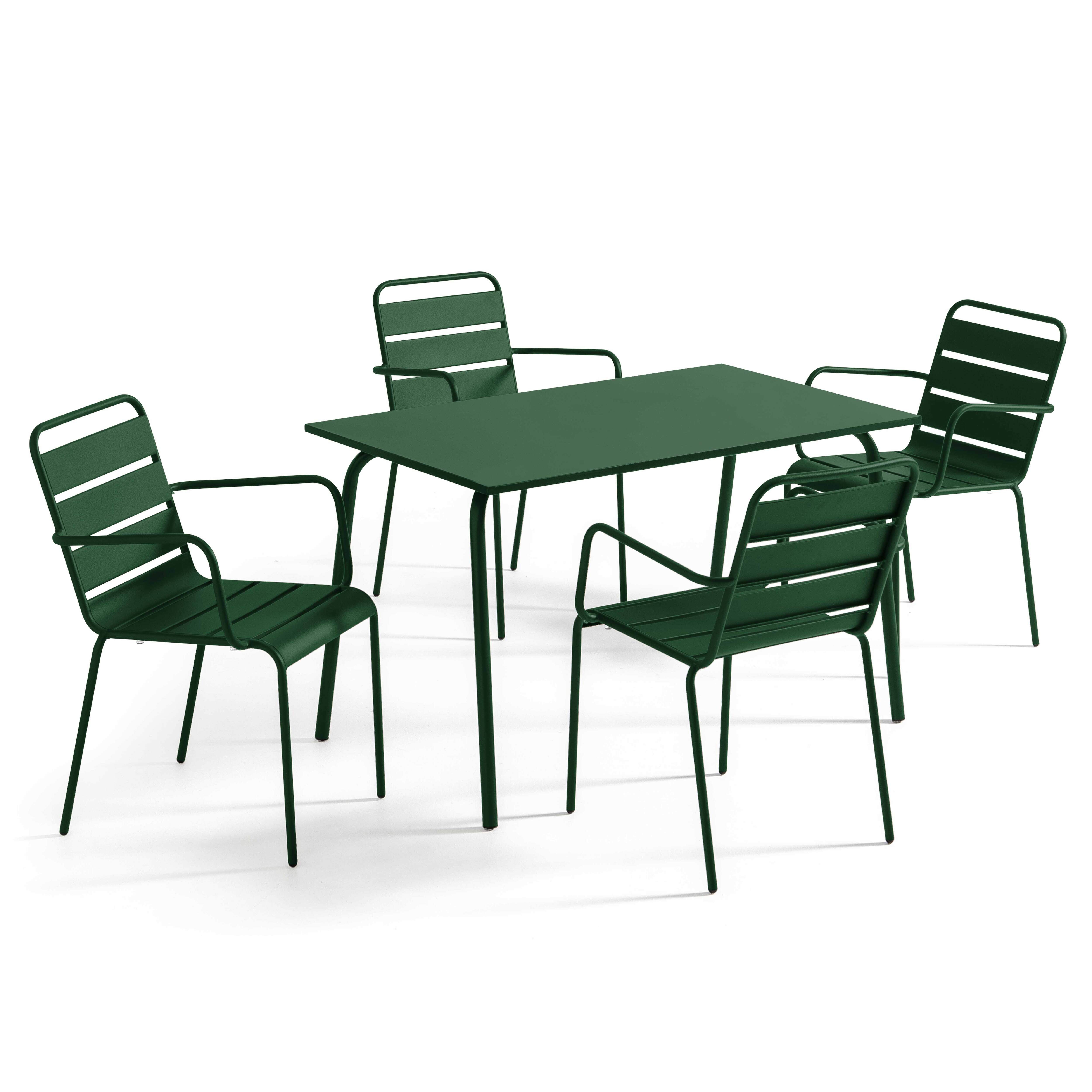 Ein grüner Tisch und vier Stühle stehen auf weißem Grund. Die Stühle stehen um den Tisch herum.