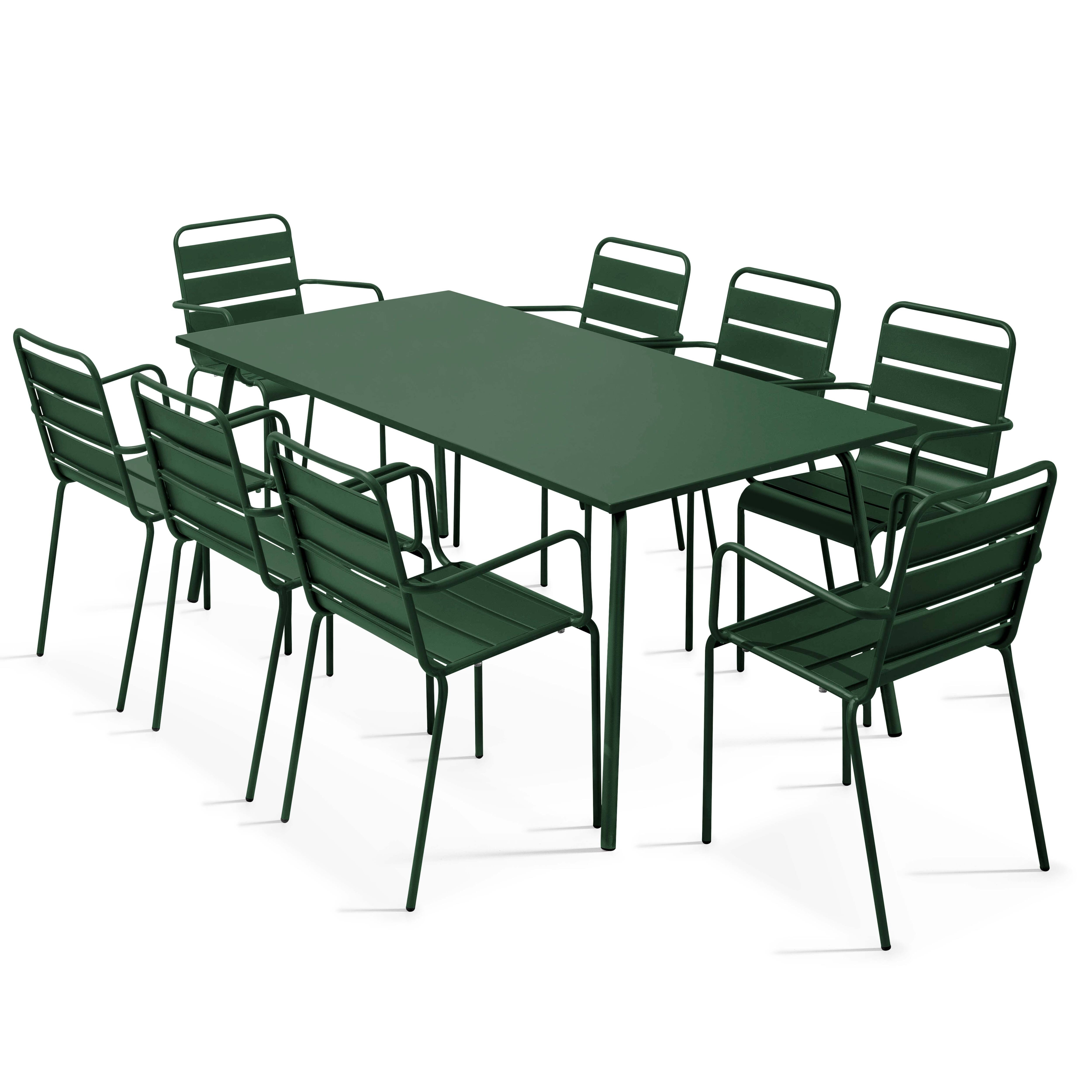 Ein grünes Ess-Set für den Außenbereich mit einem rechteckigen Tisch und acht passenden Stühlen. Weißer Hintergrund.
