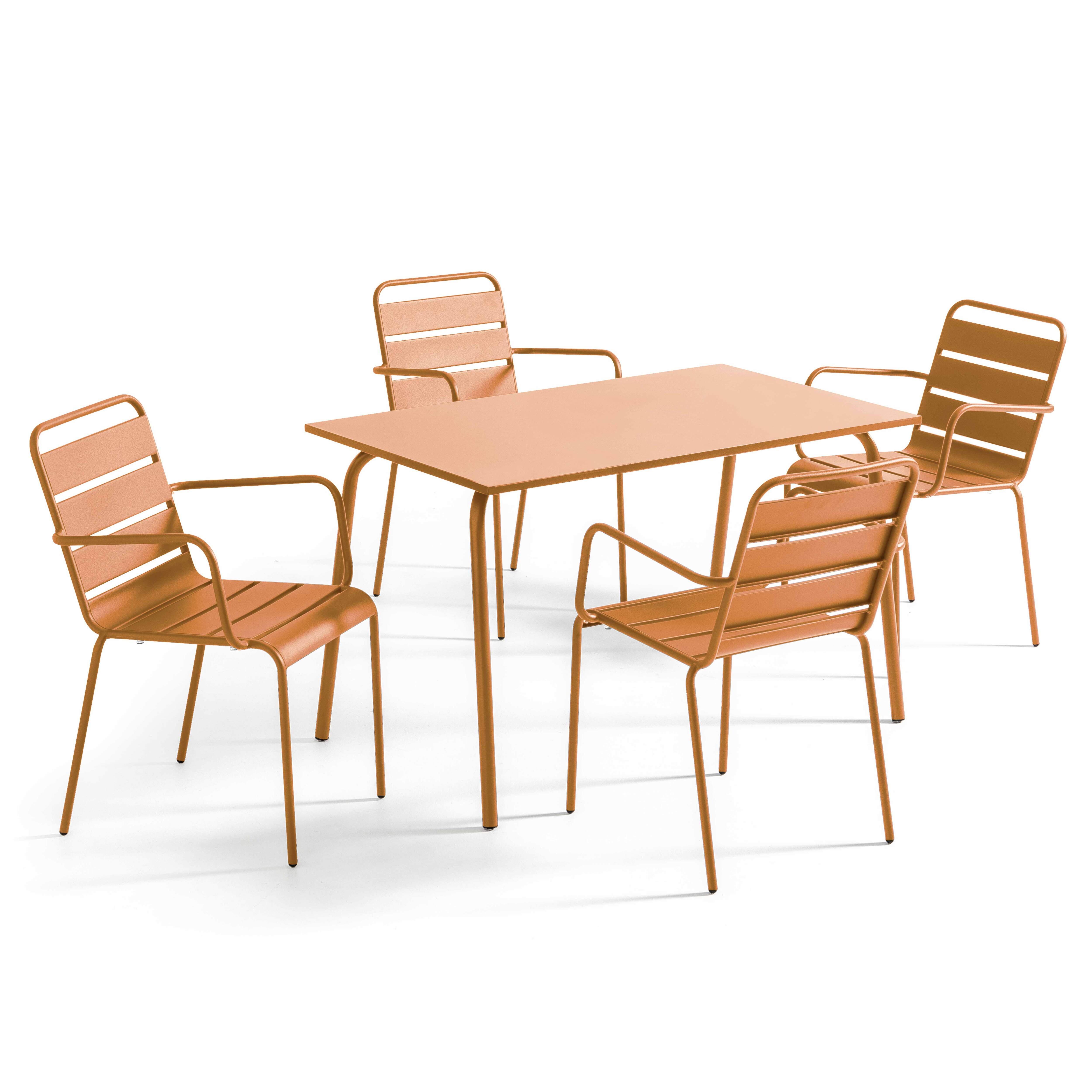 Orangener Metalltisch und Stühle-Set auf weißem Hintergrund. Vier Stühle umrunden den Tisch, alle im gleichen Design.