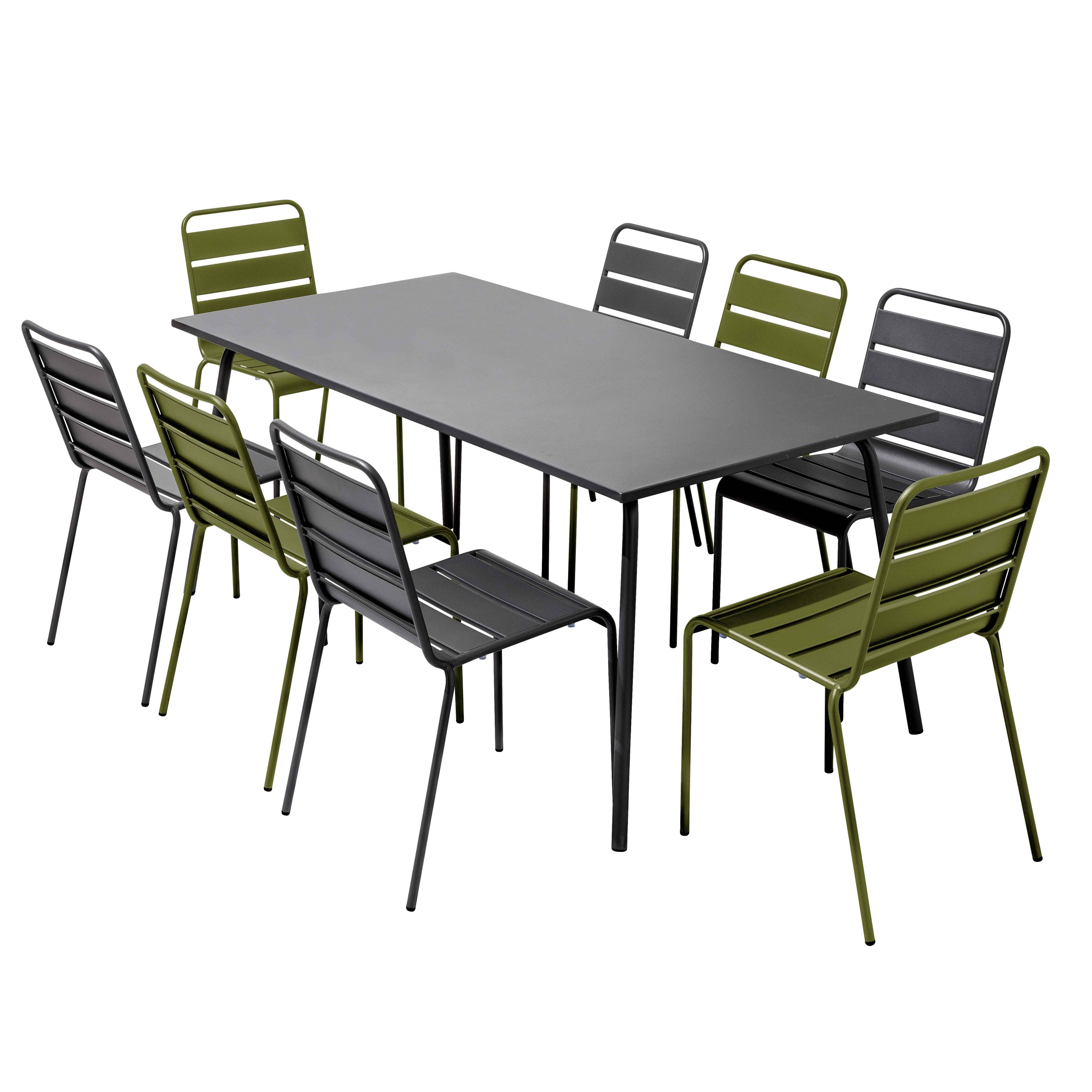 Ein Tisch mit acht Stühlen. Die Stühle und der Tisch sind schwarz und olivgrün. Isoliert auf weißem Hintergrund.