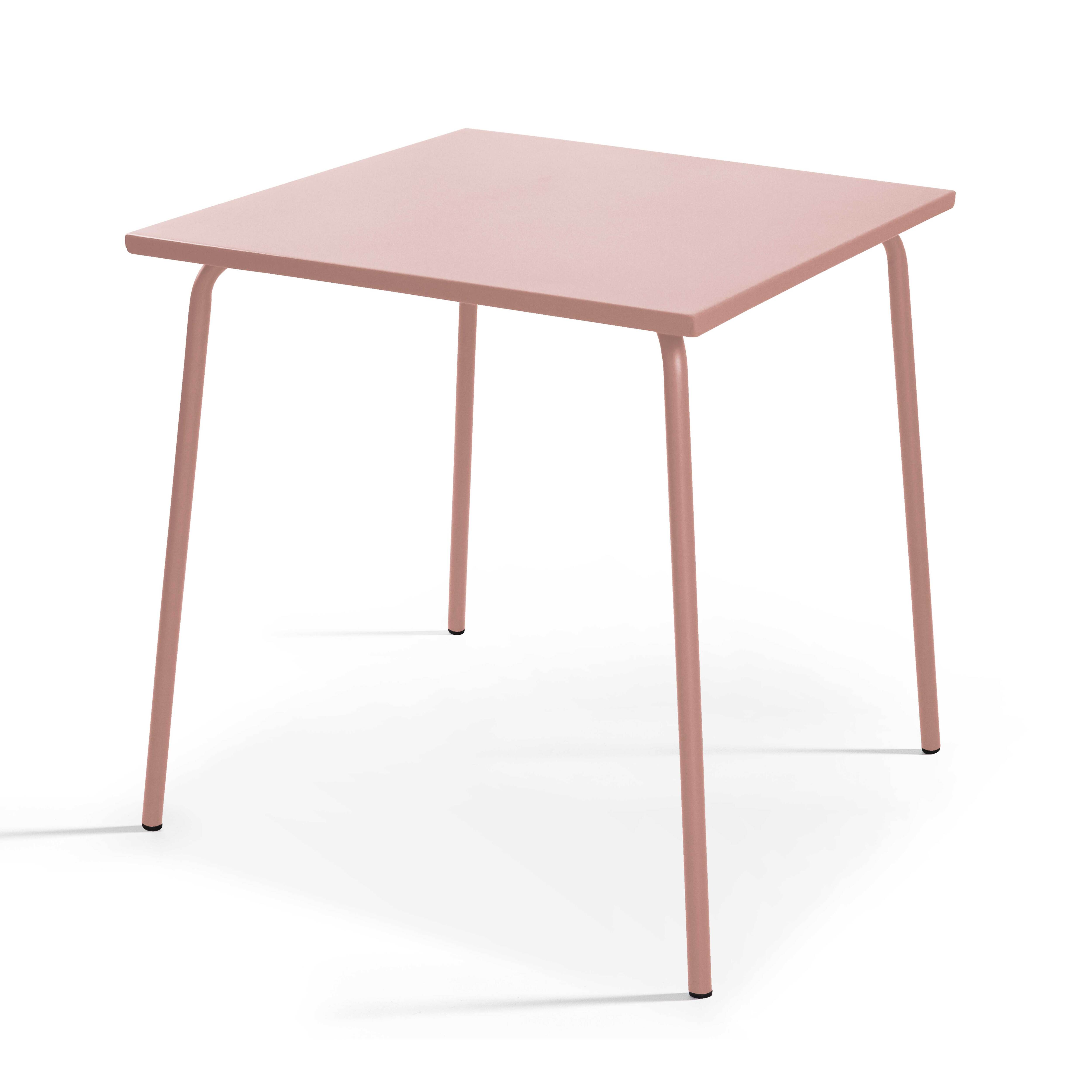 Ein quadratischer, rosa Tisch mit vier Beinen steht auf weißem Hintergrund. Der Tisch wirft einen leichten Schatten.
