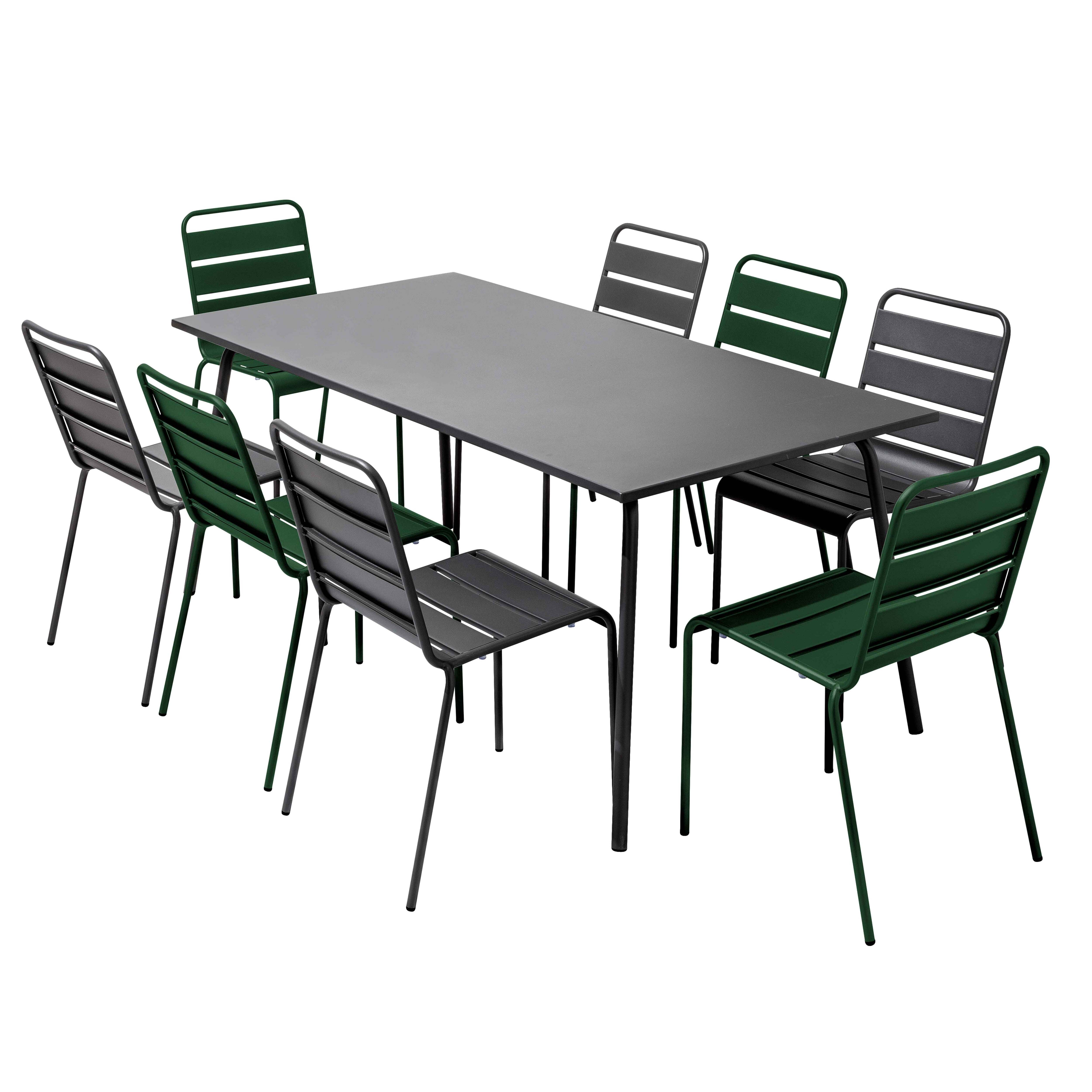 Ein rechteckiger Tisch mit acht passenden Stühlen. Stühle sind grün und grau. Tisch- und Stuhlbeine sind schwarz.