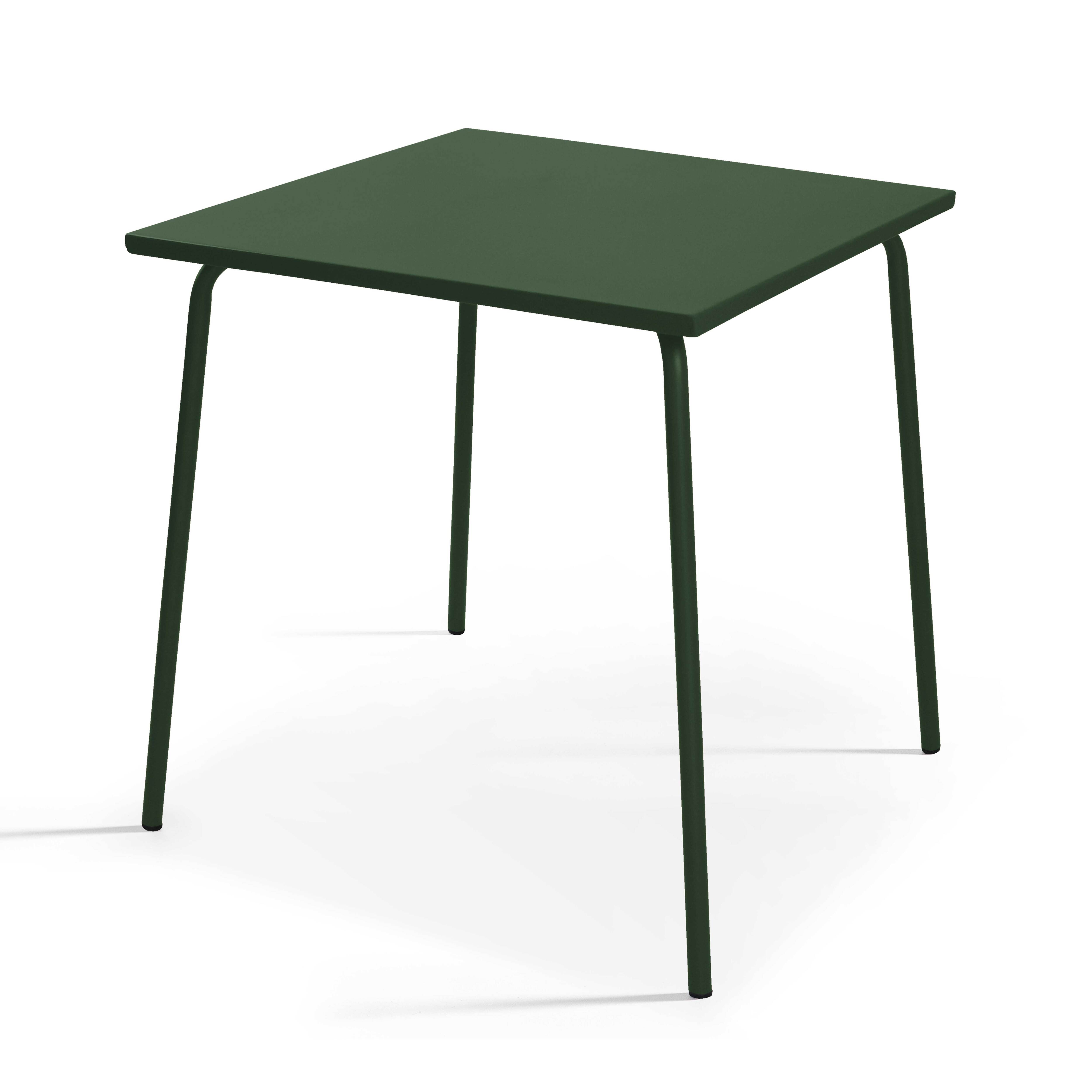 Ein grüner quadratischer Tisch mit dünnen Beinen steht auf weißem Untergrund. Der Tisch wirft einen Schatten.