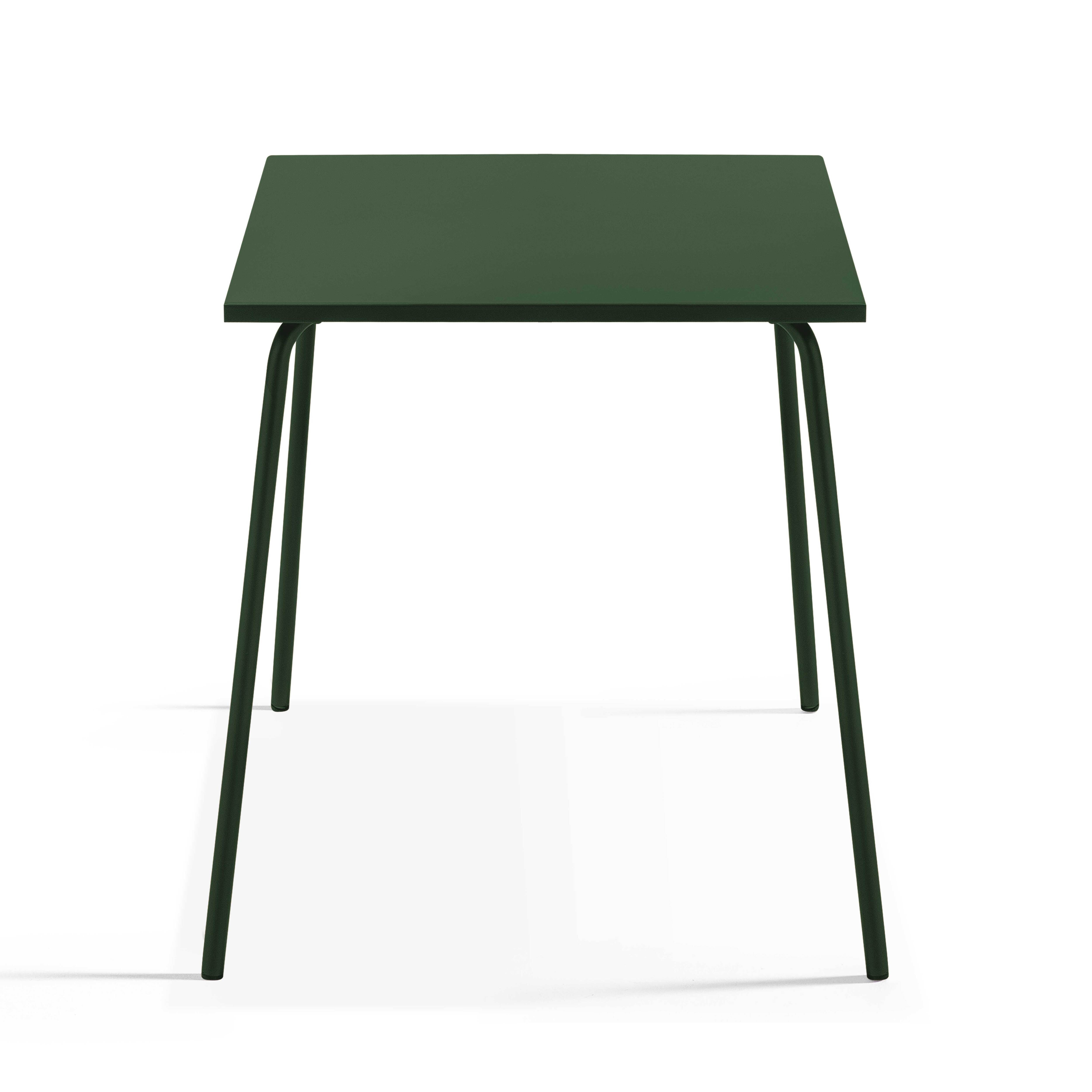 Ein dunkelgrüner quadratischer Tisch mit vier dünnen Beinen steht auf weißem Grund. Der Tisch wirft einen Schatten.
