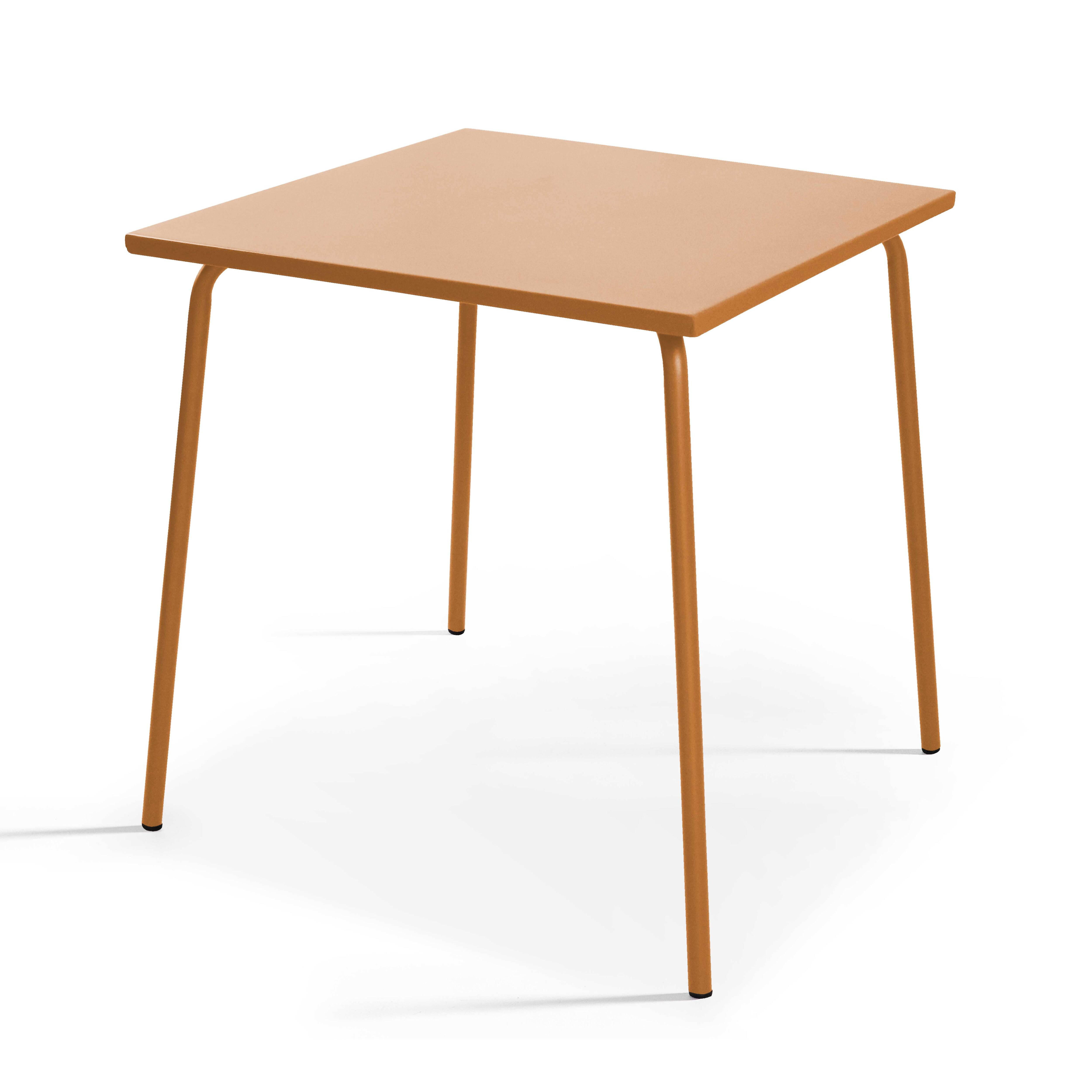 Ein quadratischer, orangefarbener Tisch mit vier dünnen Beinen. Der Hintergrund ist weiß.