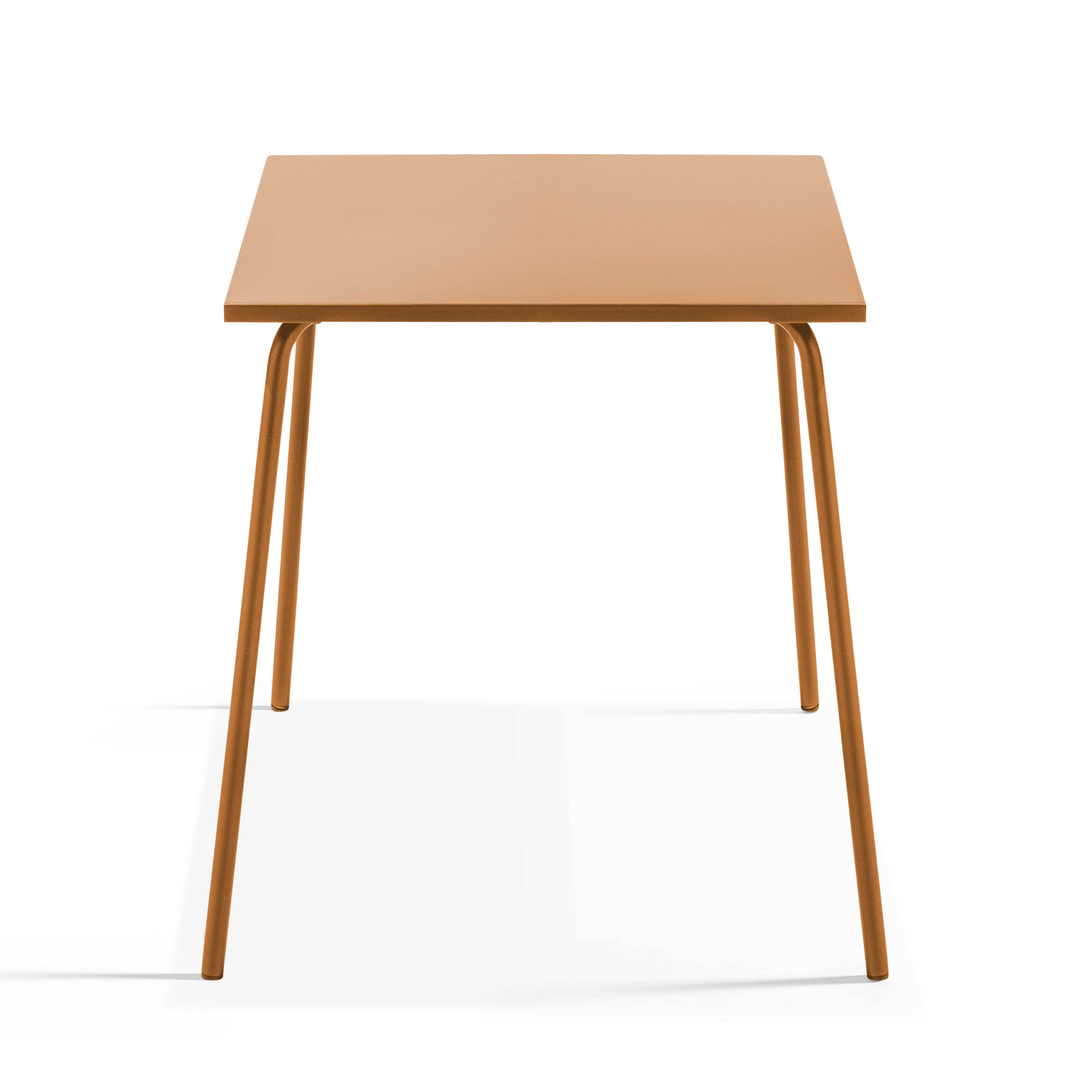 Ein quadratischer Tisch mit vier Beinen. Tisch und Beine sind orange. Der Hintergrund ist weiß.
