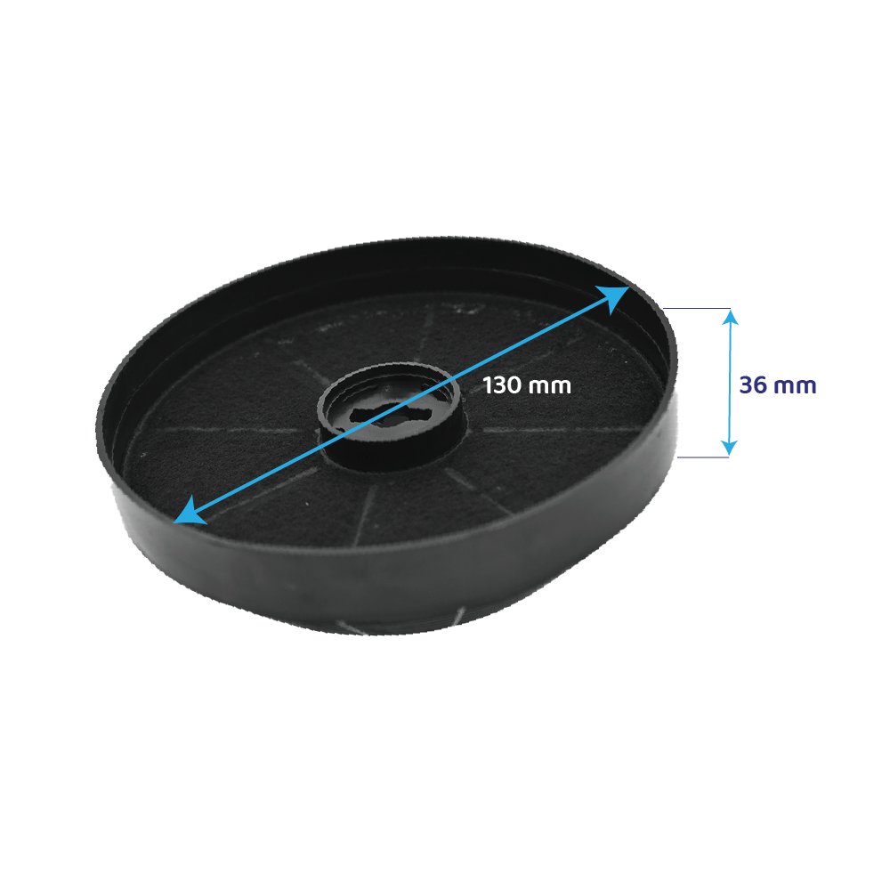 Ein schwarzer, oval geformter Luftfilter. Der Durchmesser beträgt 130 mm, die Höhe 36 mm. Der Filter befindet sich auf weißem Hintergrund.