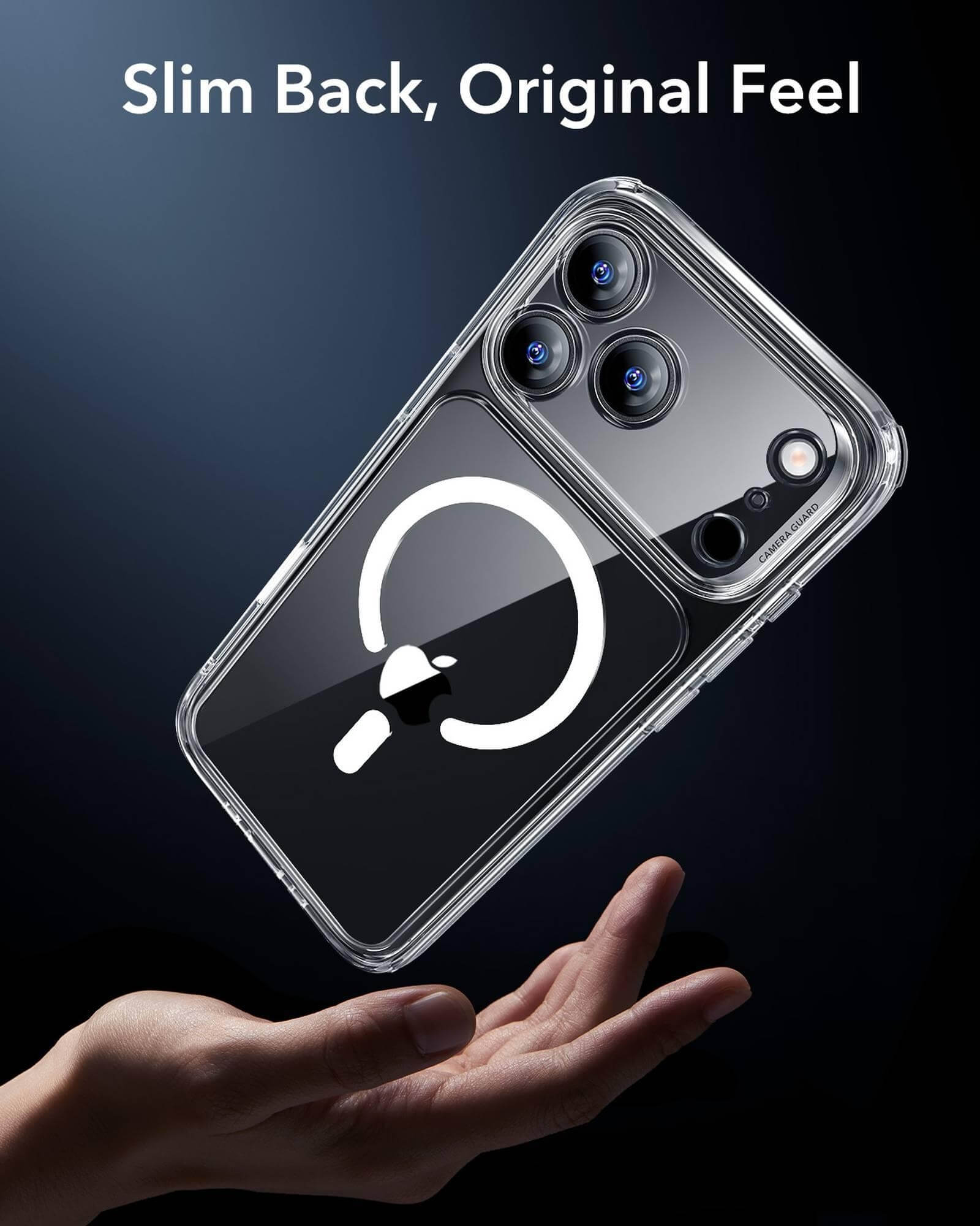 Transparente Handyhülle mit weißem Logo, über einer Hand gehalten. Das Gehäuse zeigt die Kameralinsen des Telefons. Text: 'Slim Back, Original Feel'.