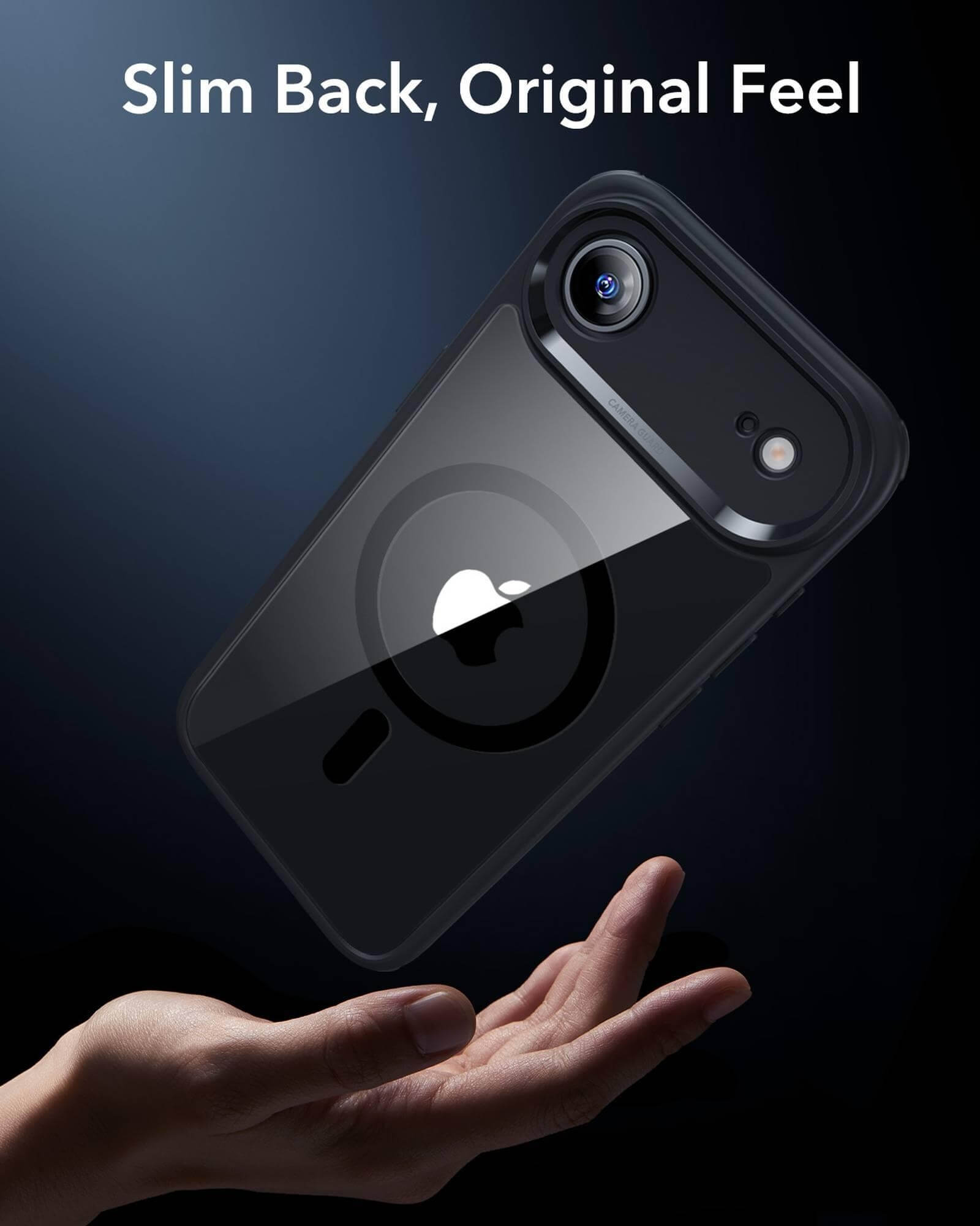 Eine schwarze Handyhülle mit Kameraausschnitt und weißem Apple-Logo wird über einer Hand auf dunklem Hintergrund gehalten.